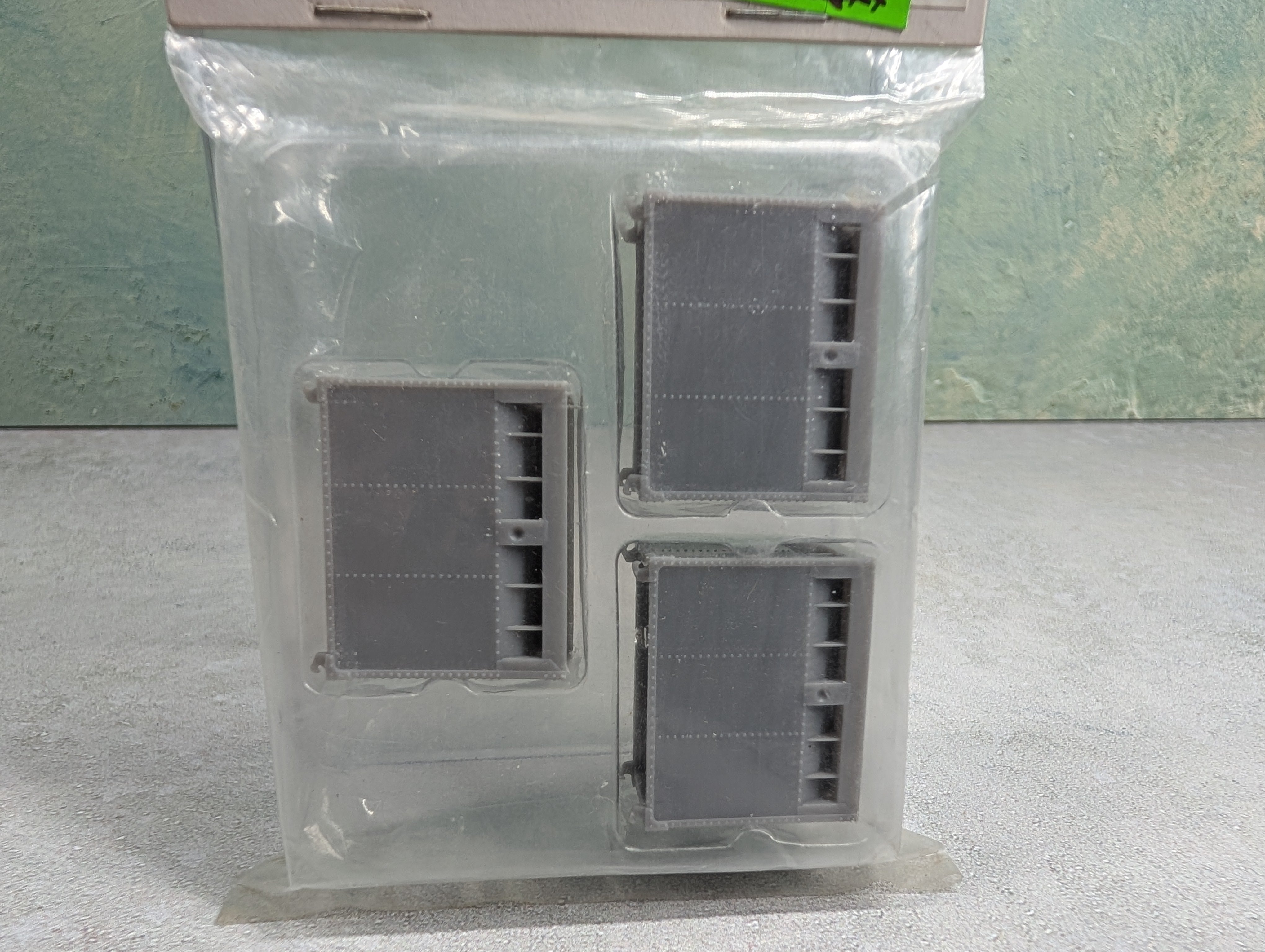 Walthers 933-2120 HO Scale Coke Container Undecorated Gray (3 pcs)