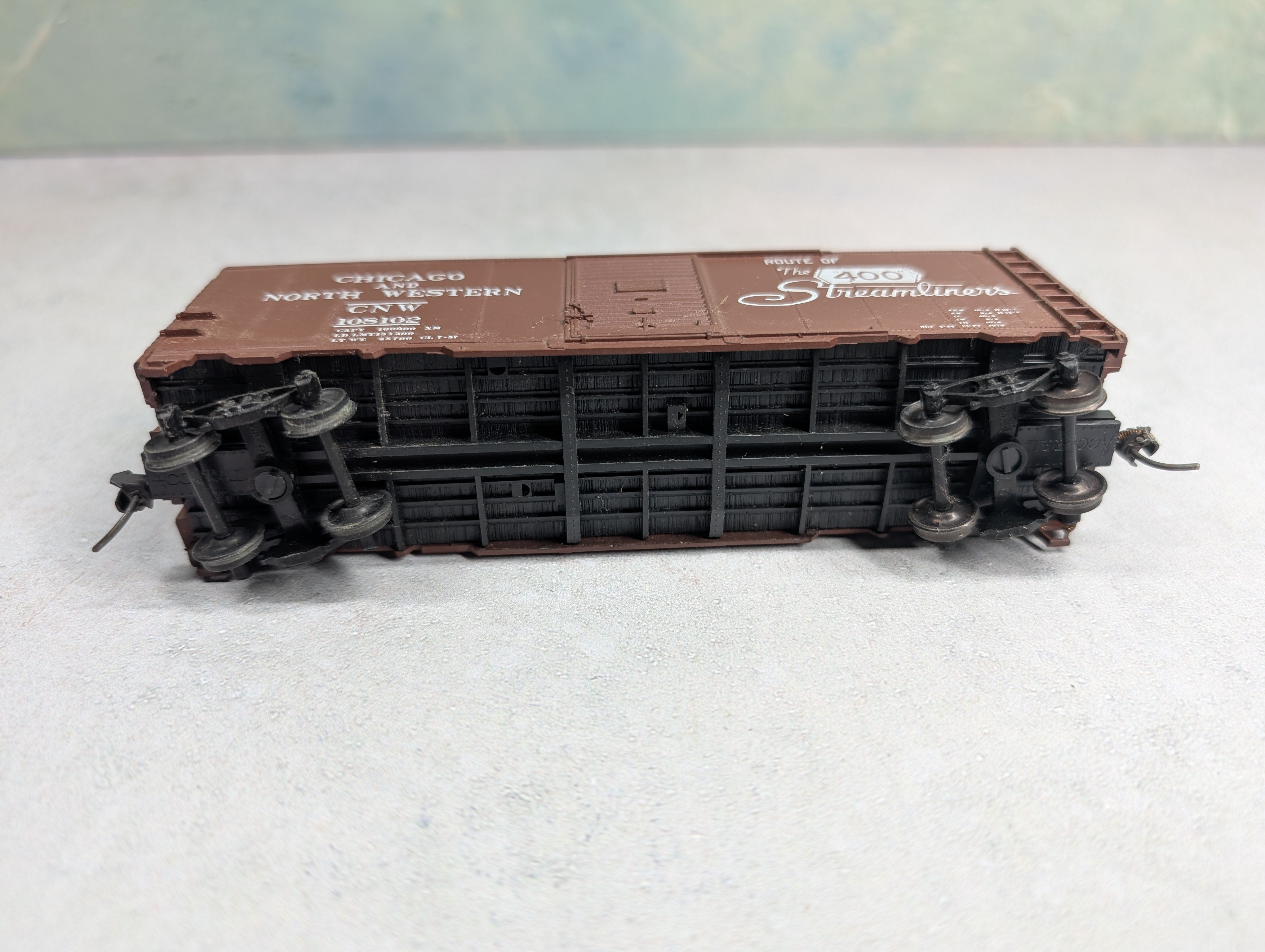 USED Accurail HO Scale 40' Box Car Chicago & North Western CNW #108102