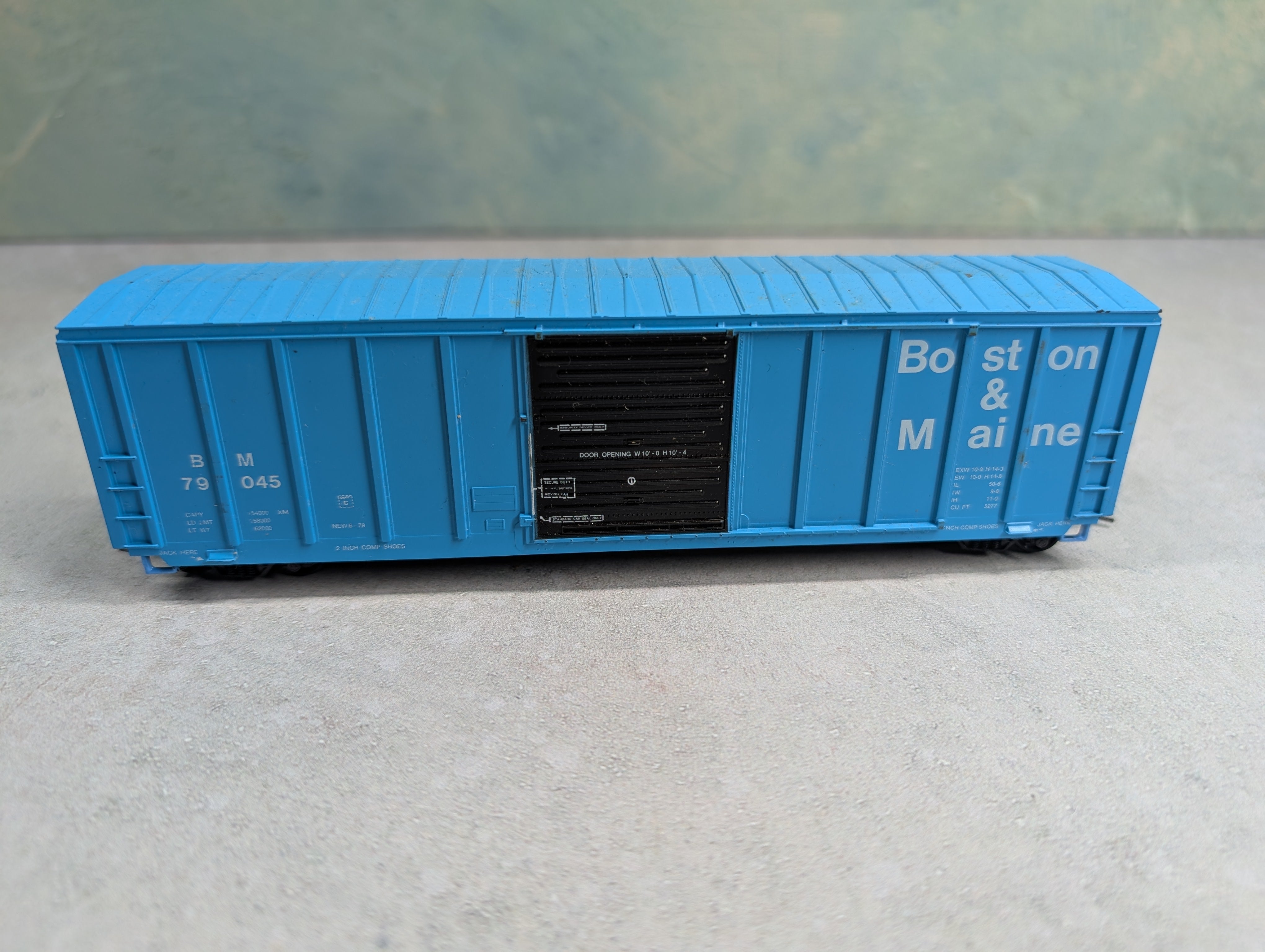 USED Roundhouse HO Scale 50' Box Car Boston and Maine BM #79045