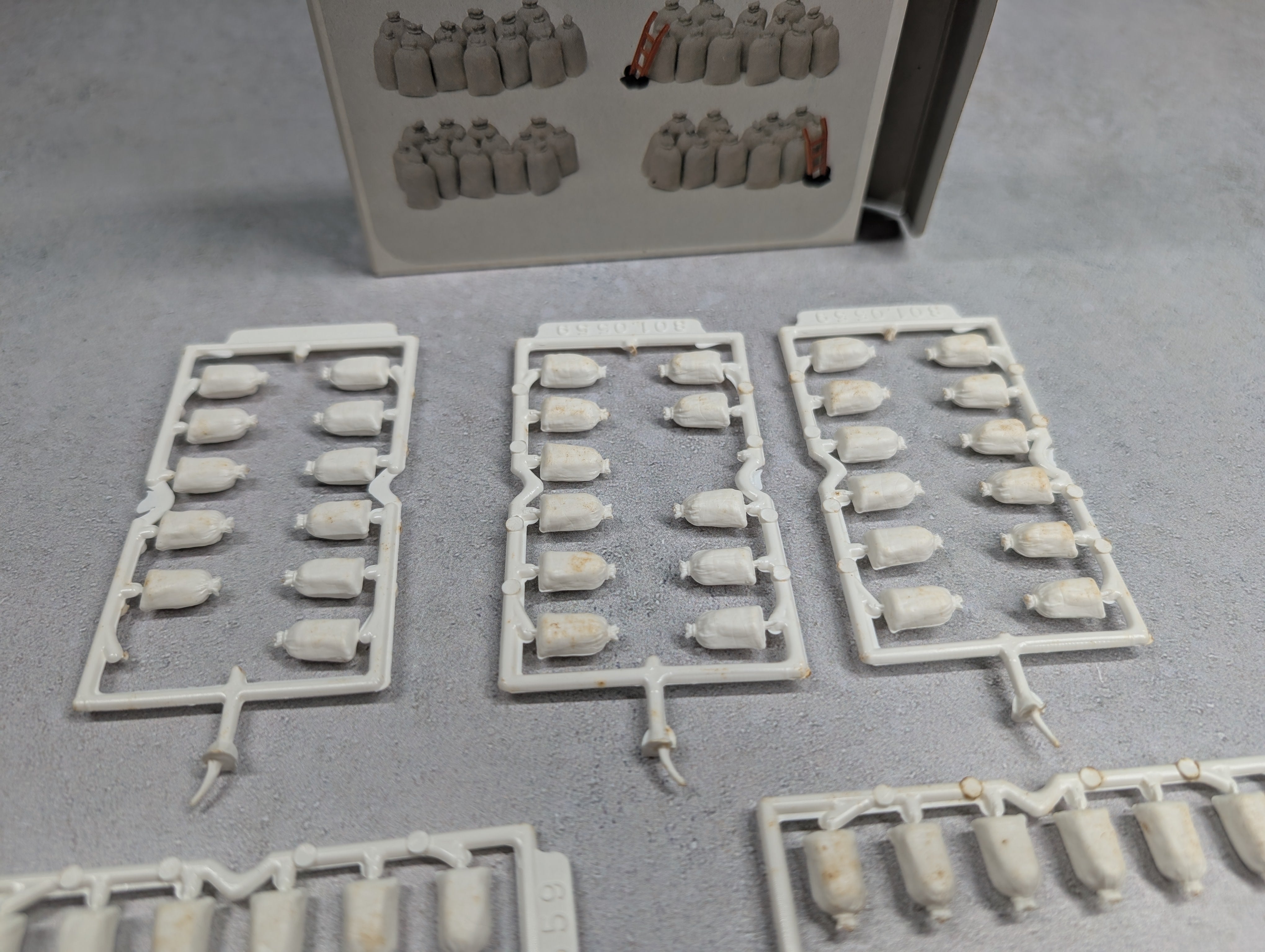 Presier 17102 HO Scale Unpainted Sacks (60 pcs)