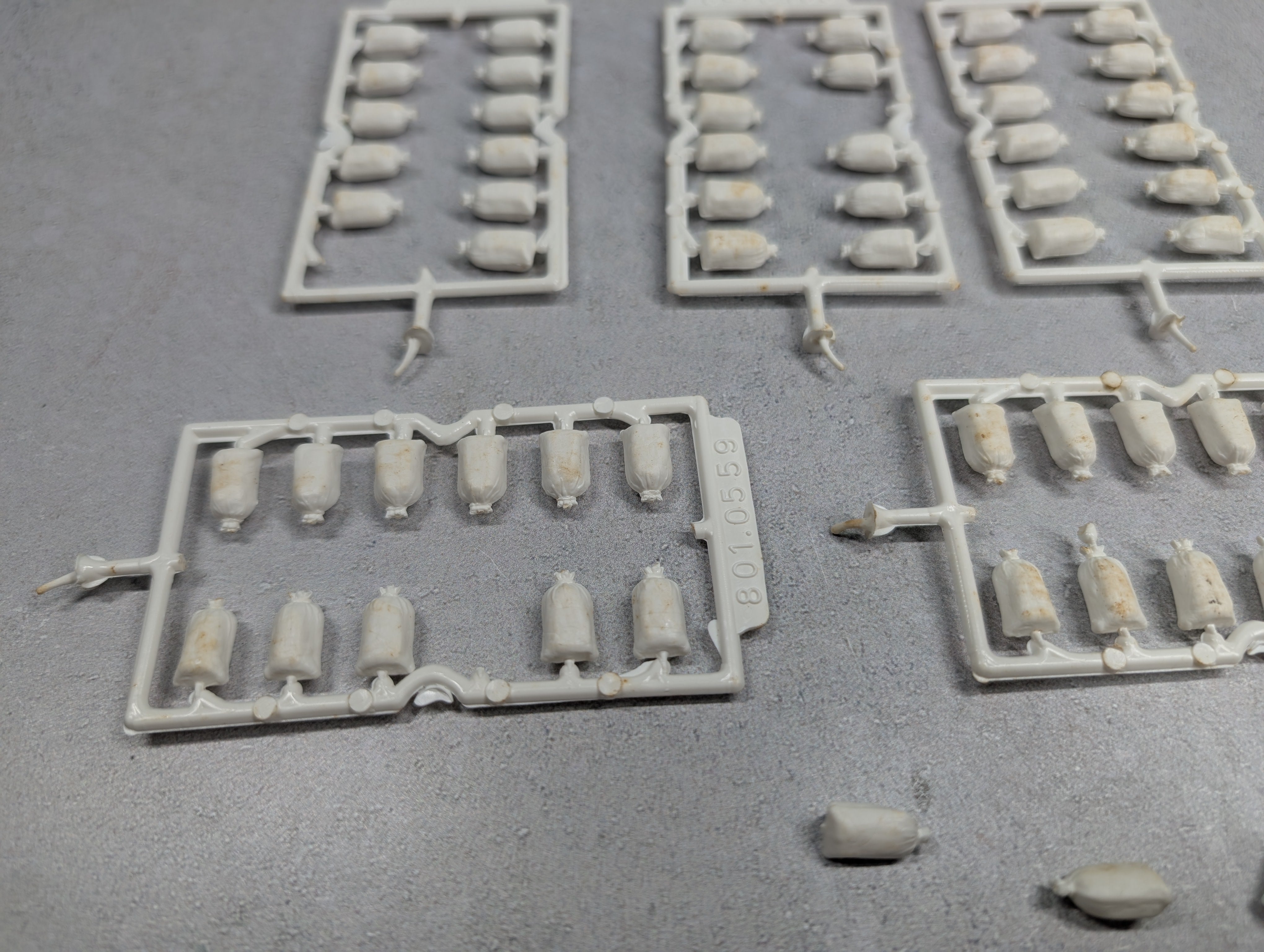 Presier 17102 HO Scale Unpainted Sacks (60 pcs)