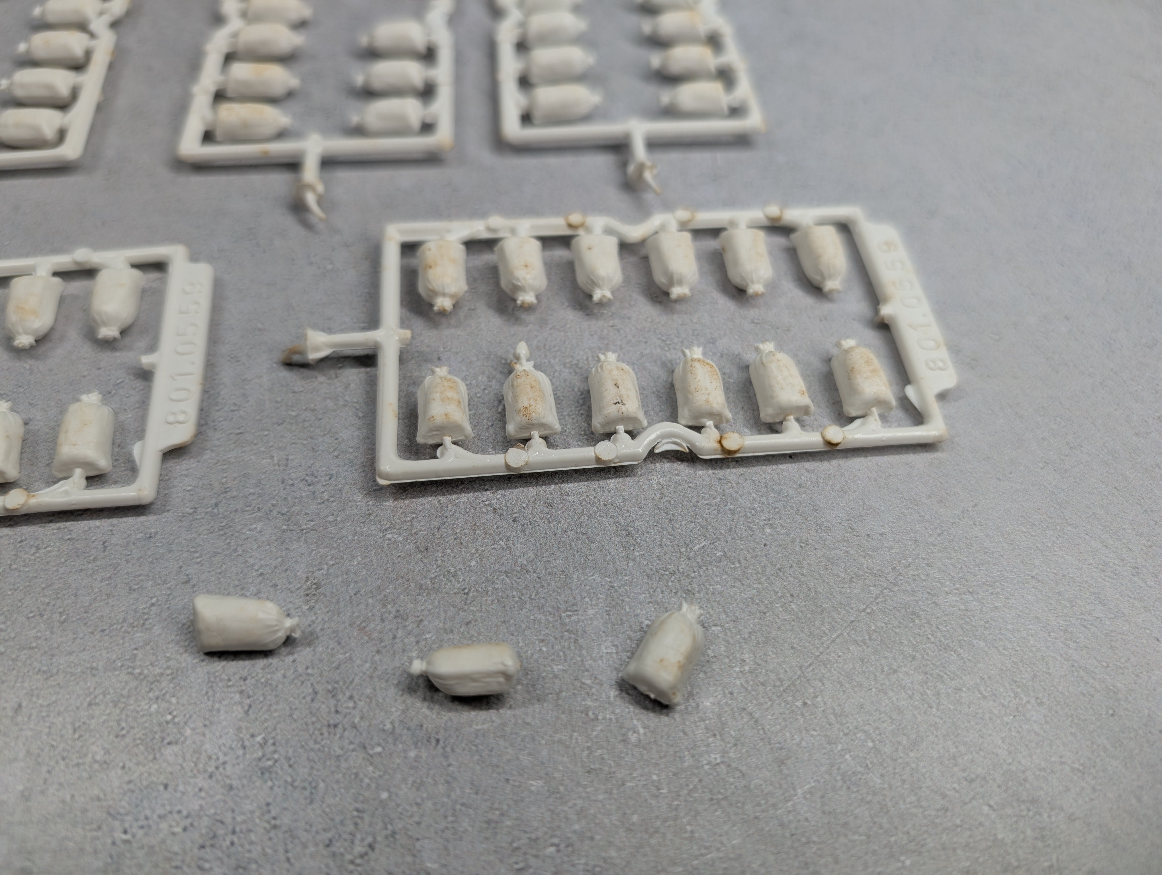 Presier 17102 HO Scale Unpainted Sacks (60 pcs)