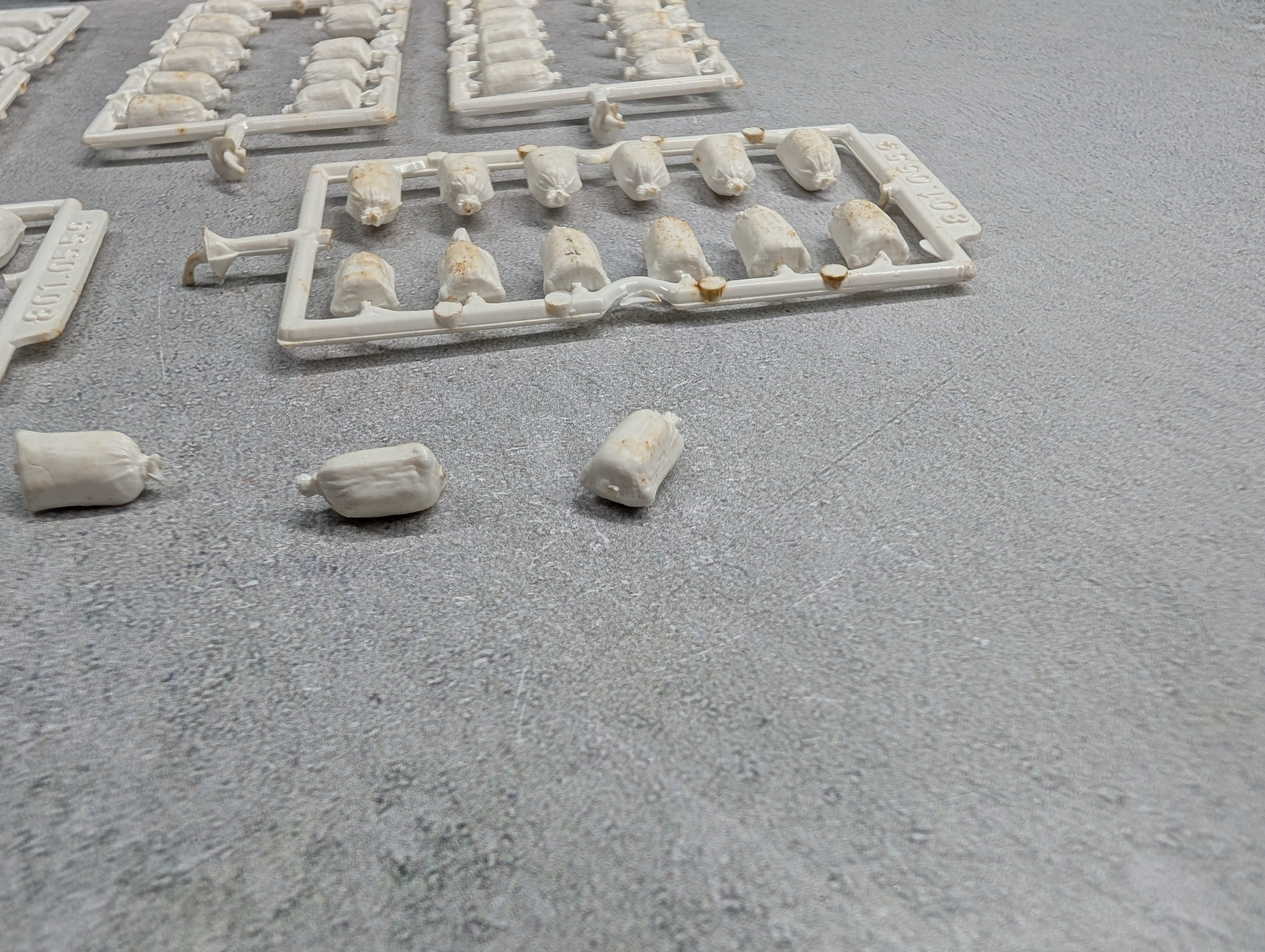Presier 17102 HO Scale Unpainted Sacks (60 pcs)
