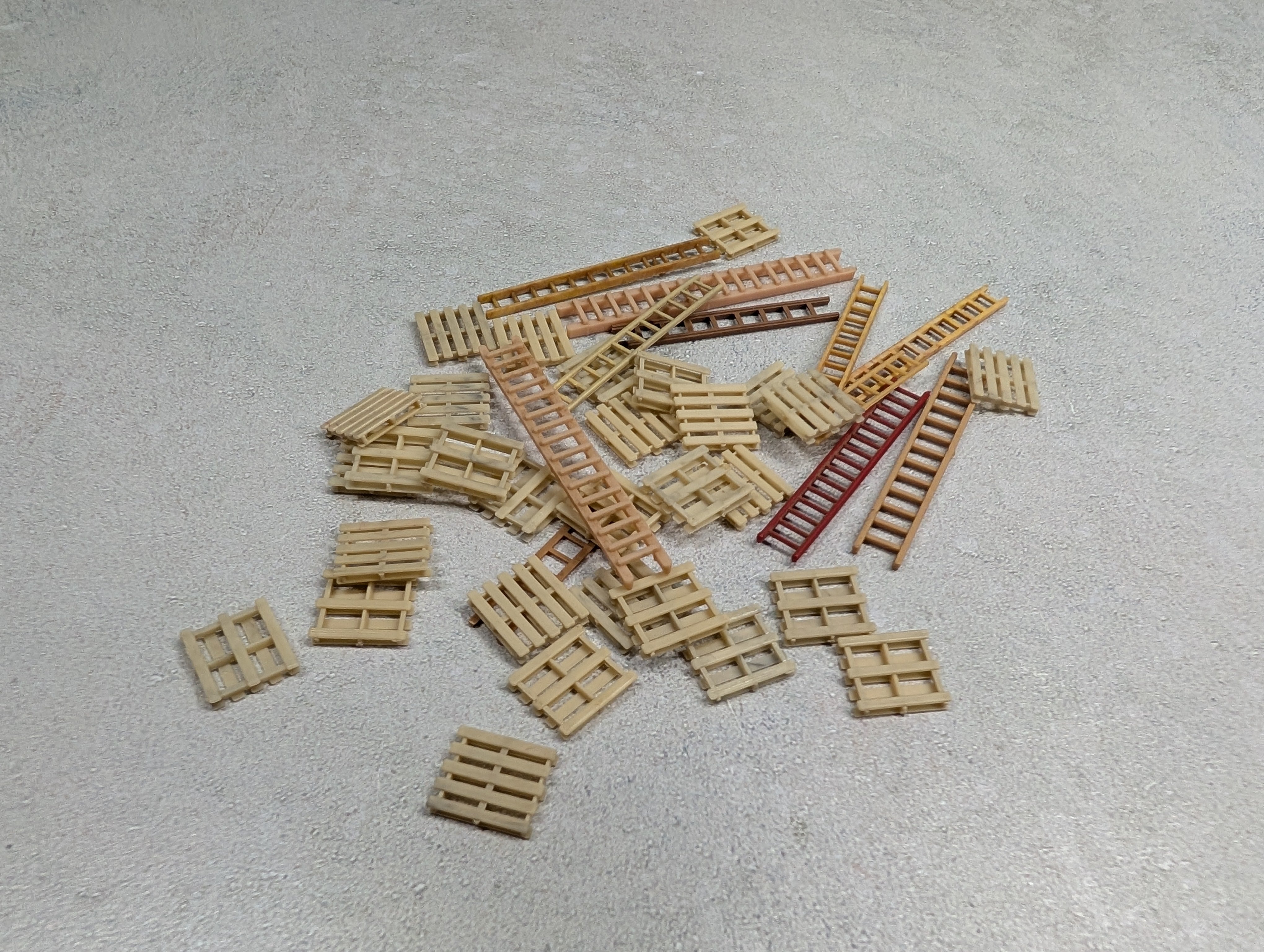 USED HO Scale Lot of Ladders & Pallets (35+ pcs)