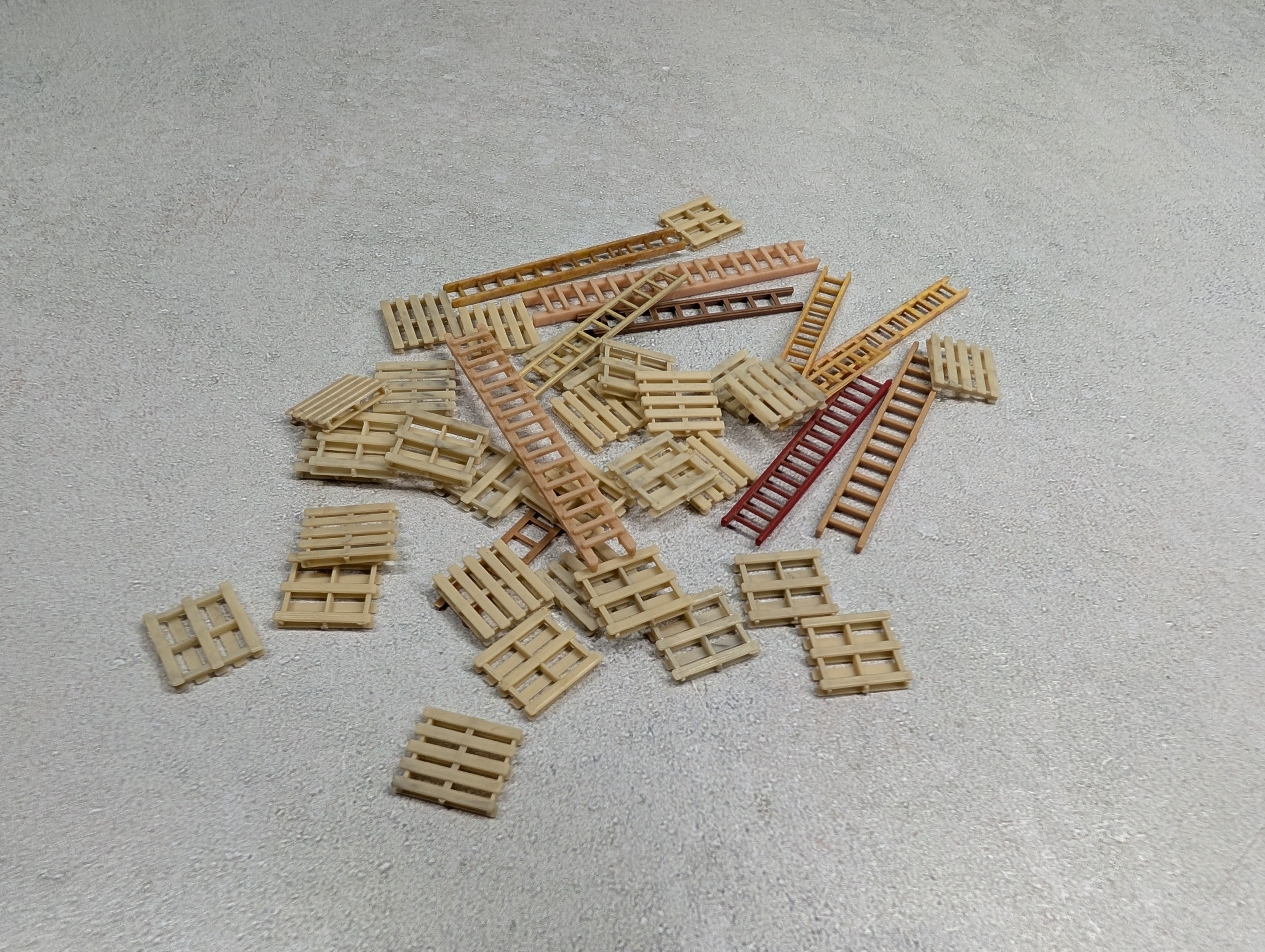 USED HO Scale Lot of Ladders & Pallets (35+ pcs)