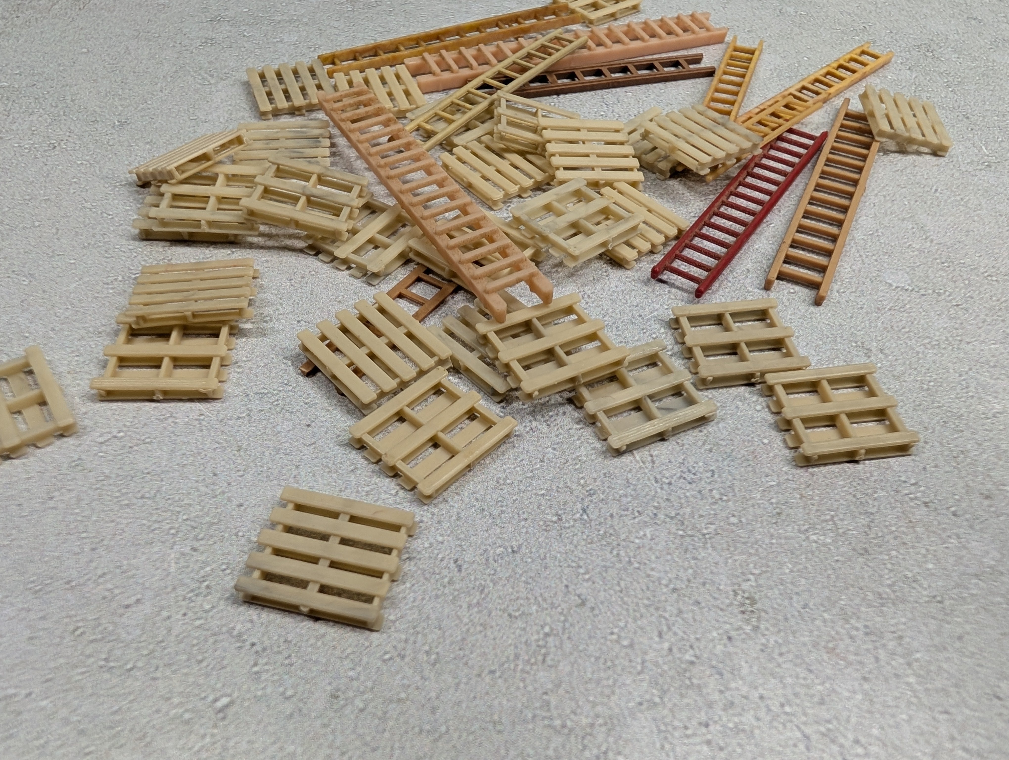 USED HO Scale Lot of Ladders & Pallets (35+ pcs)