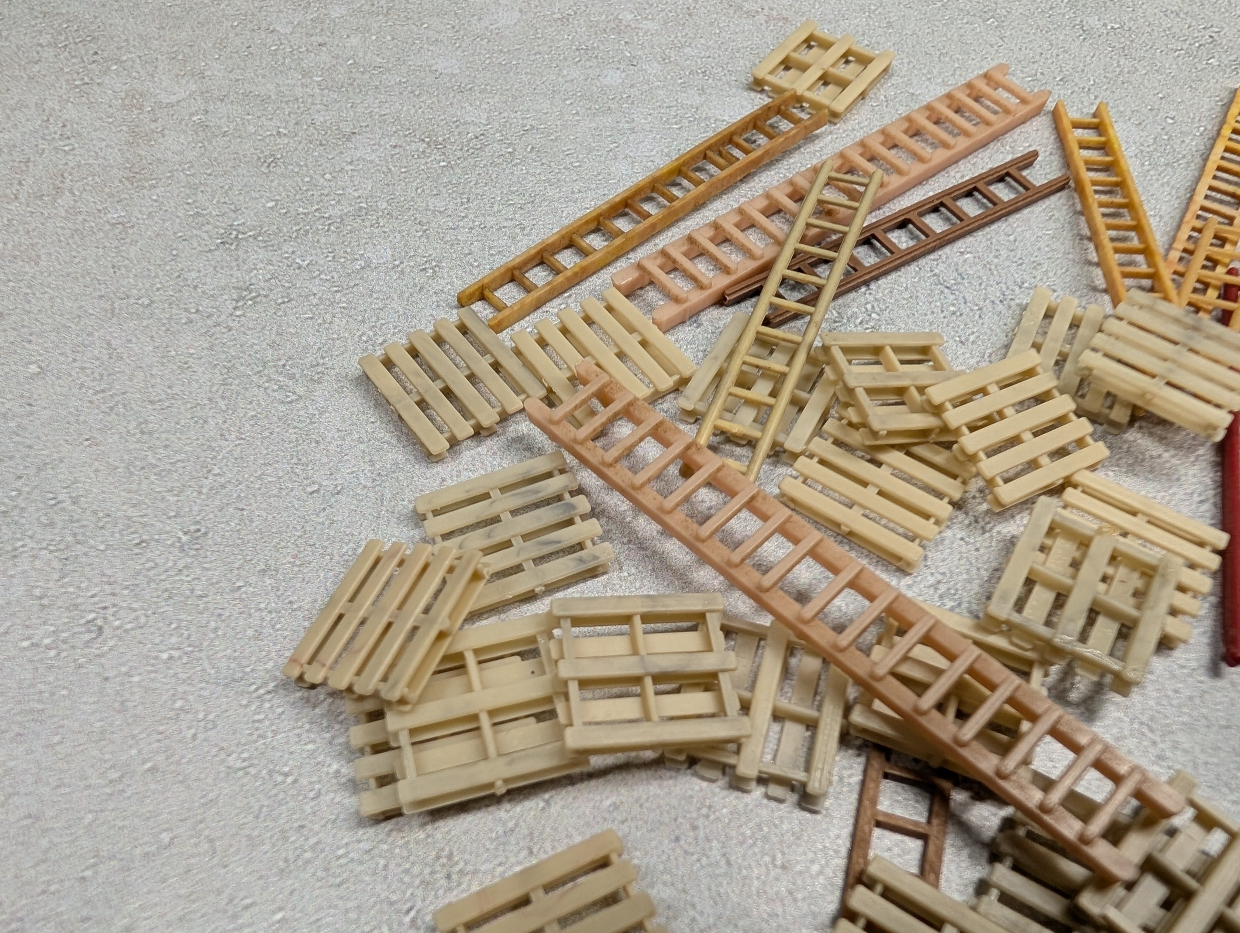 USED HO Scale Lot of Ladders & Pallets (35+ pcs)