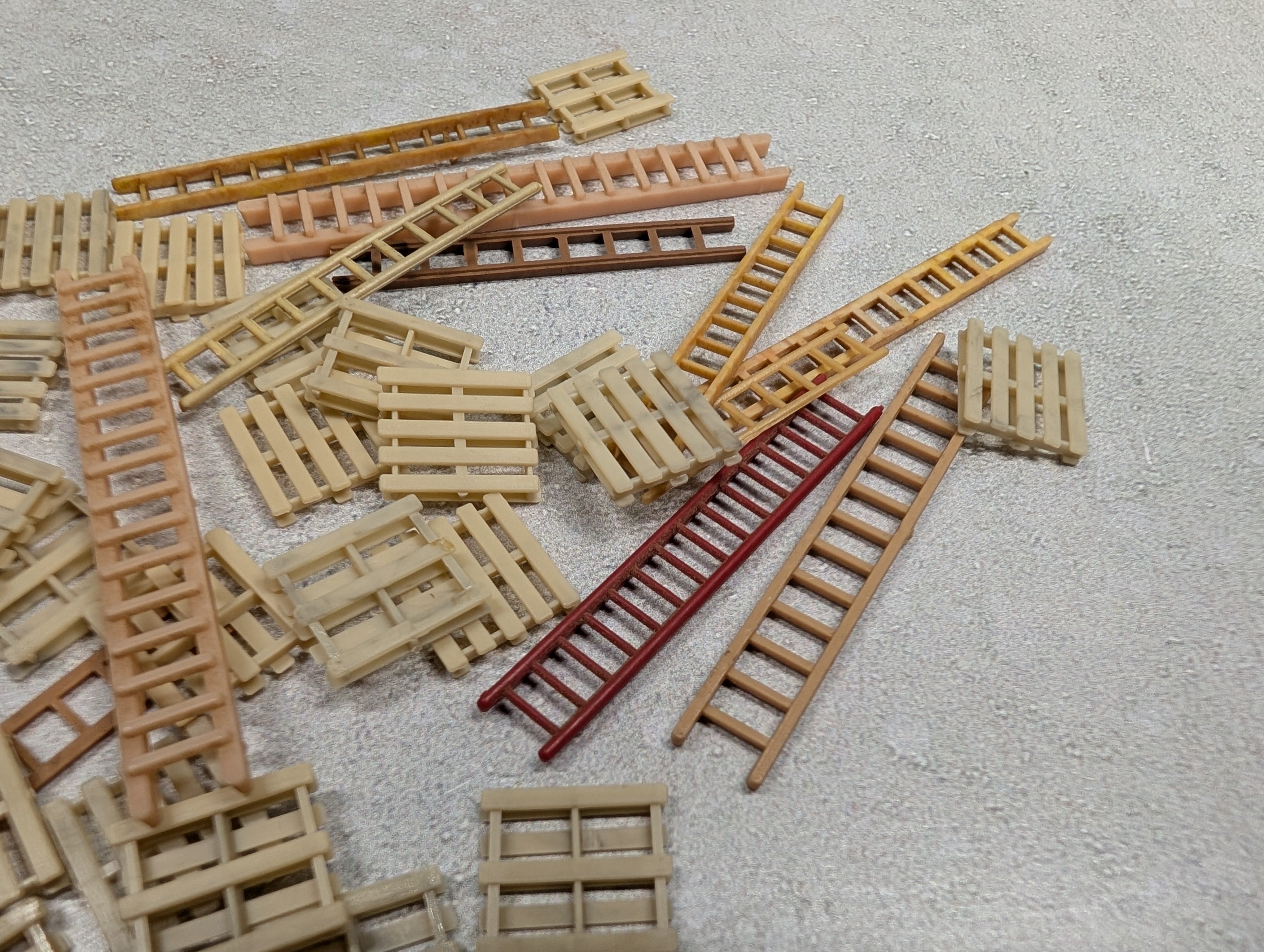 USED HO Scale Lot of Ladders & Pallets (35+ pcs)