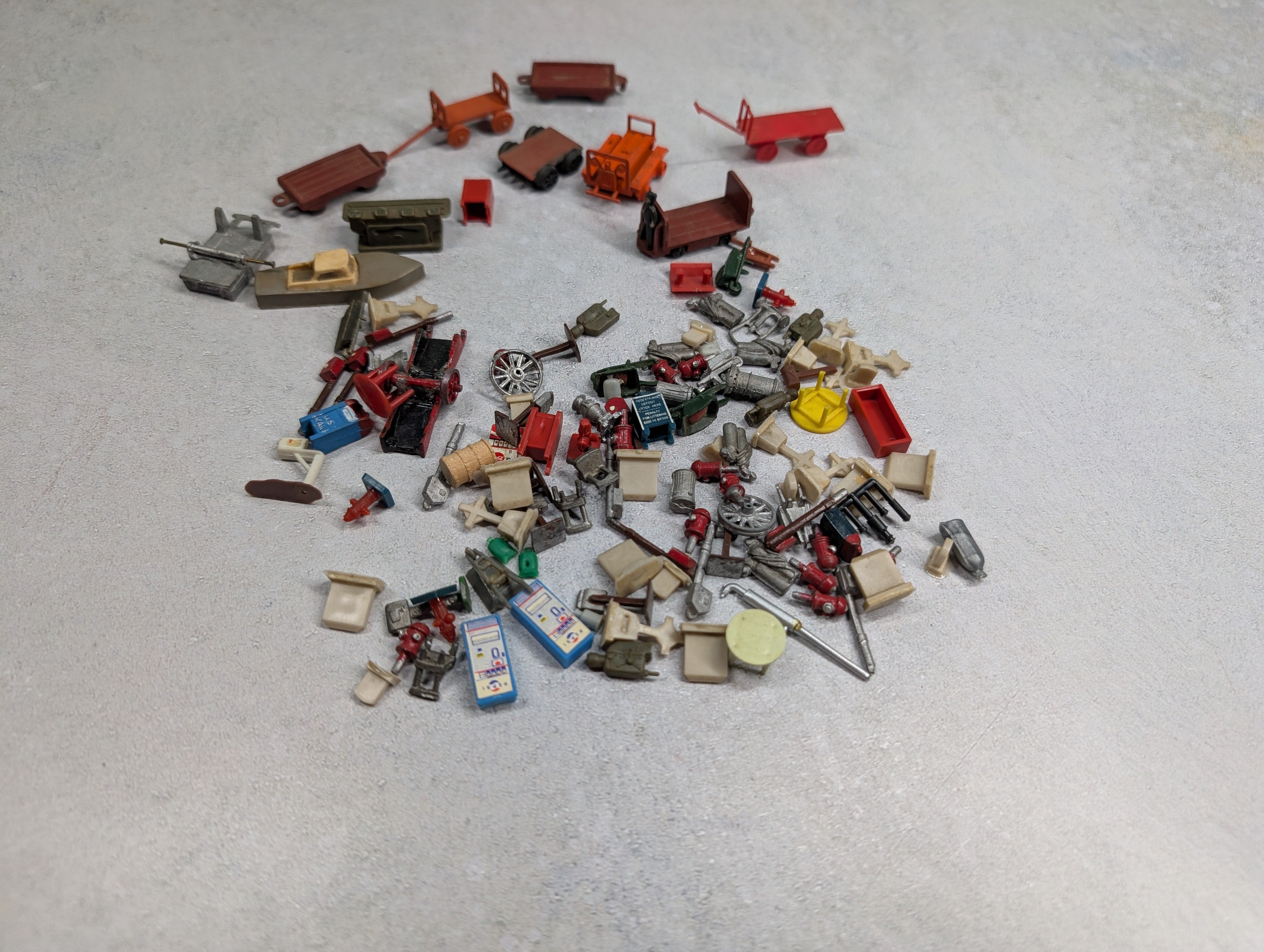 USED HO Scale Large Lot of Misc Detail Parts, Fire Hydrants, Graves, Pepsi Machine + more