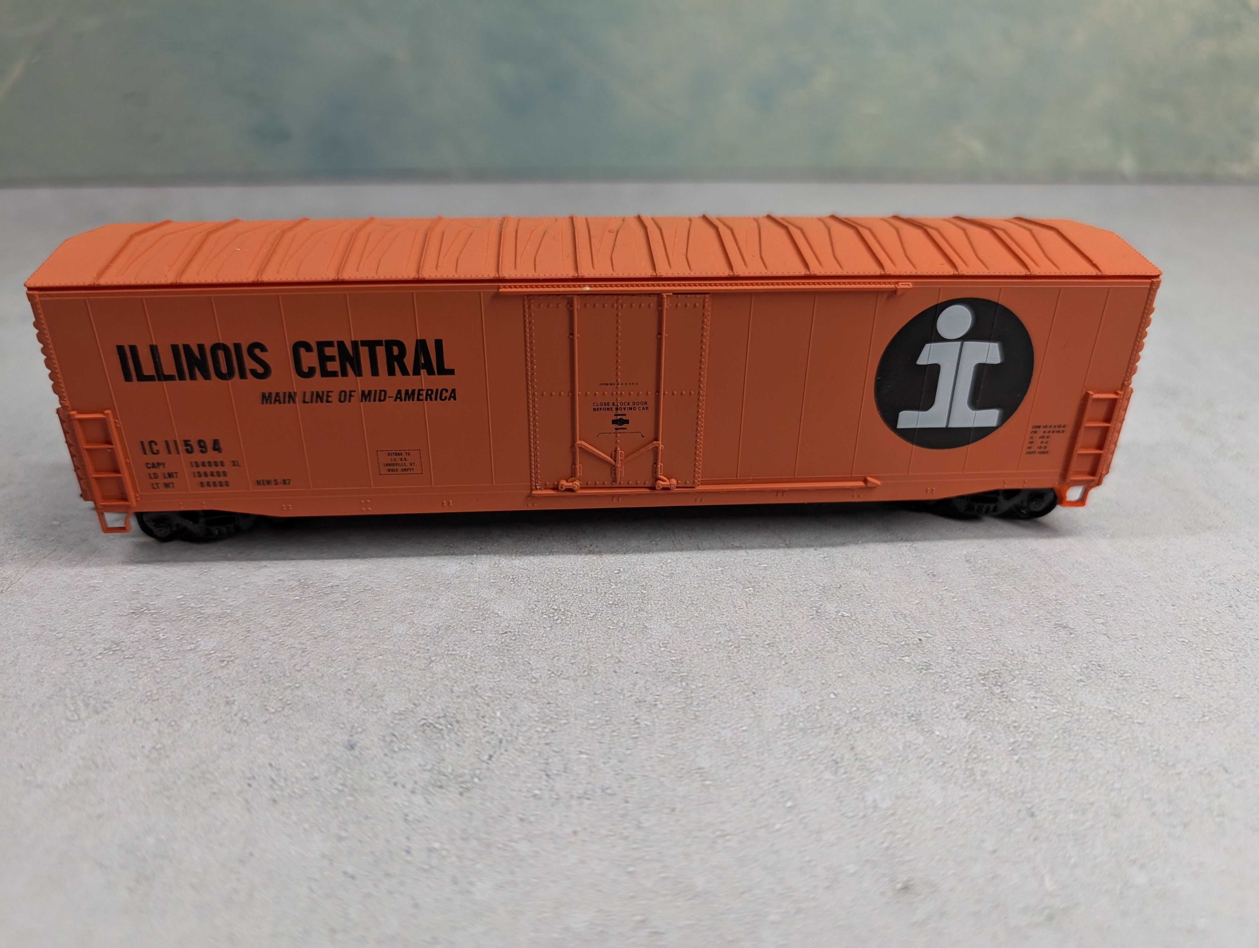 USED Accurail HO Scale 50' Box Car Illinois Central IC #11594
