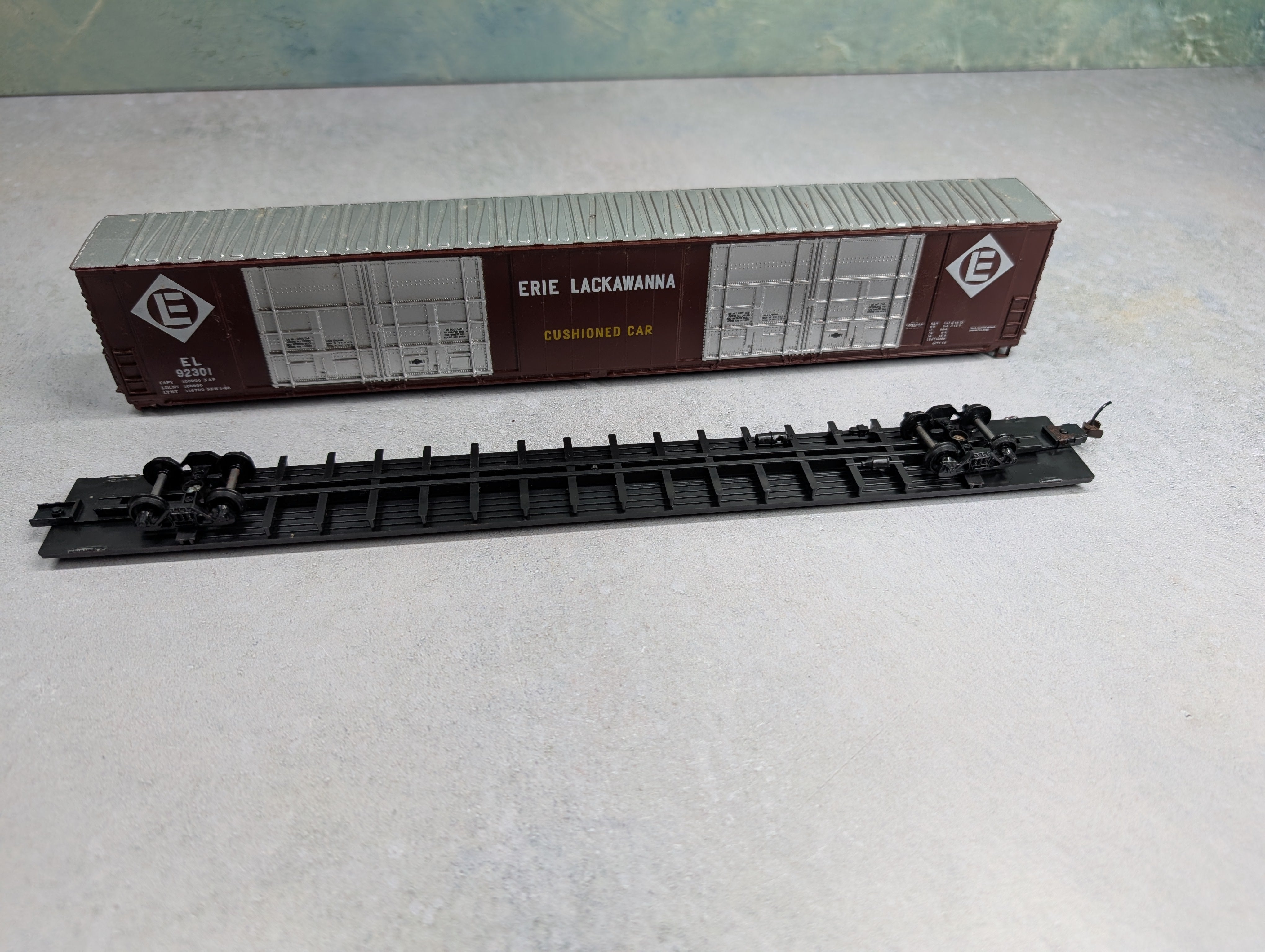 USED Athearn HO Scale 86' Cushioned Car Box Car Erie Lackawanna EL #92301