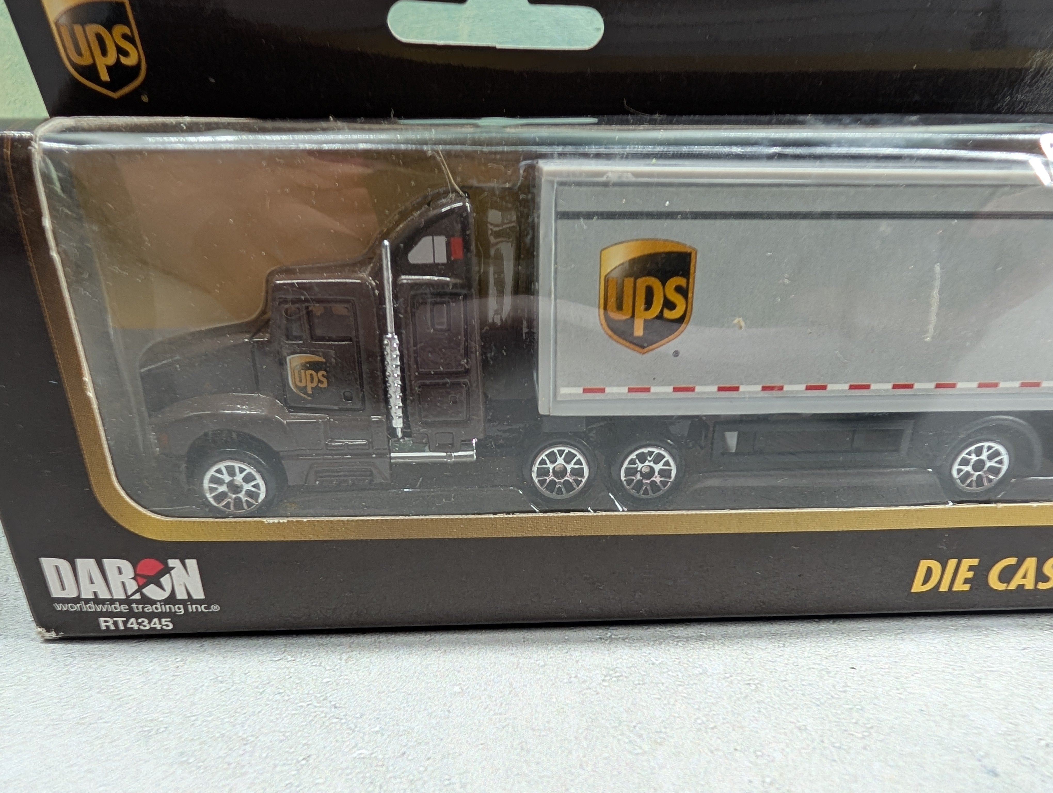 Daron RT4345 HO Scale Die Cast Track w/ 2 Trailers UPS