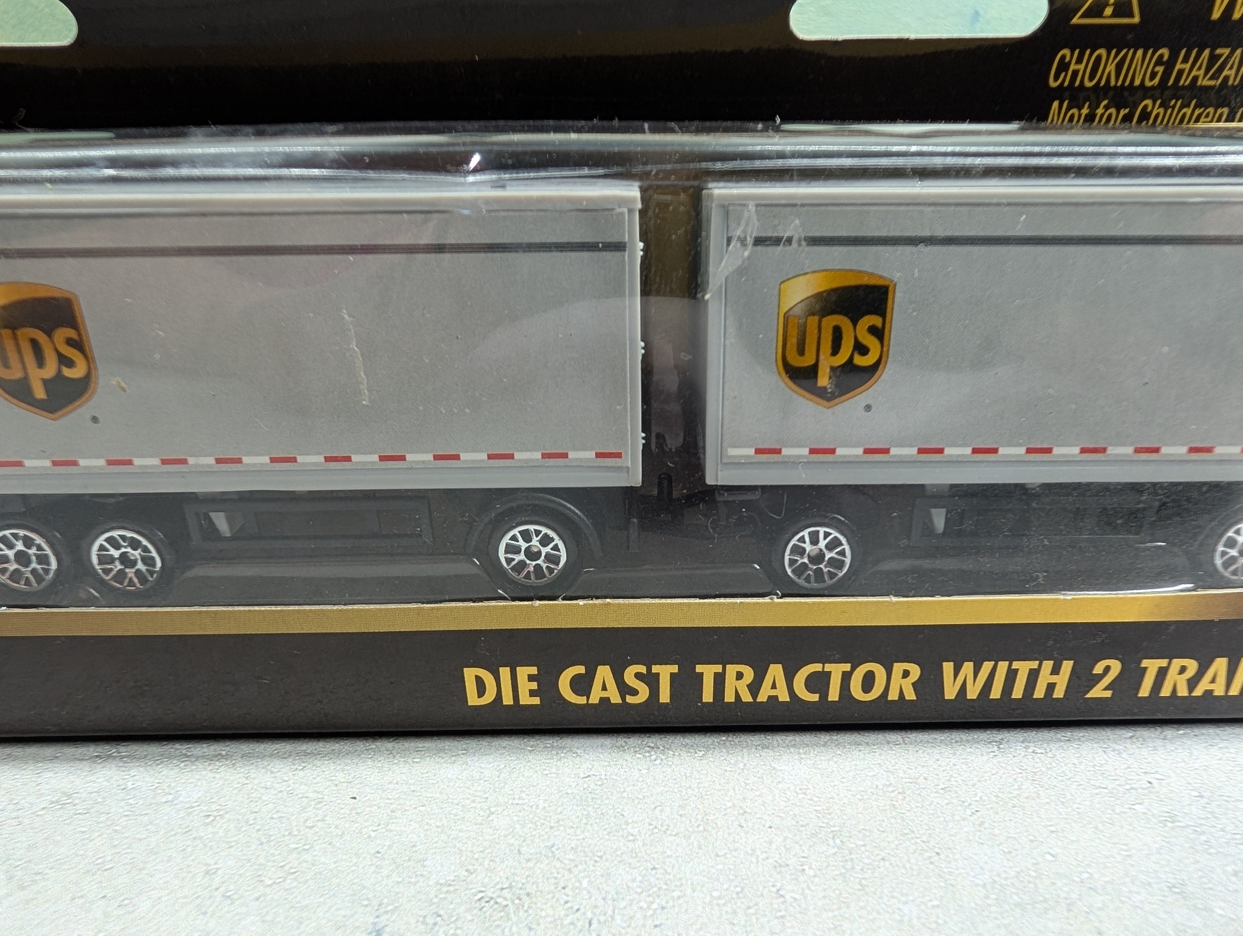 Daron RT4345 HO Scale Die Cast Track w/ 2 Trailers UPS