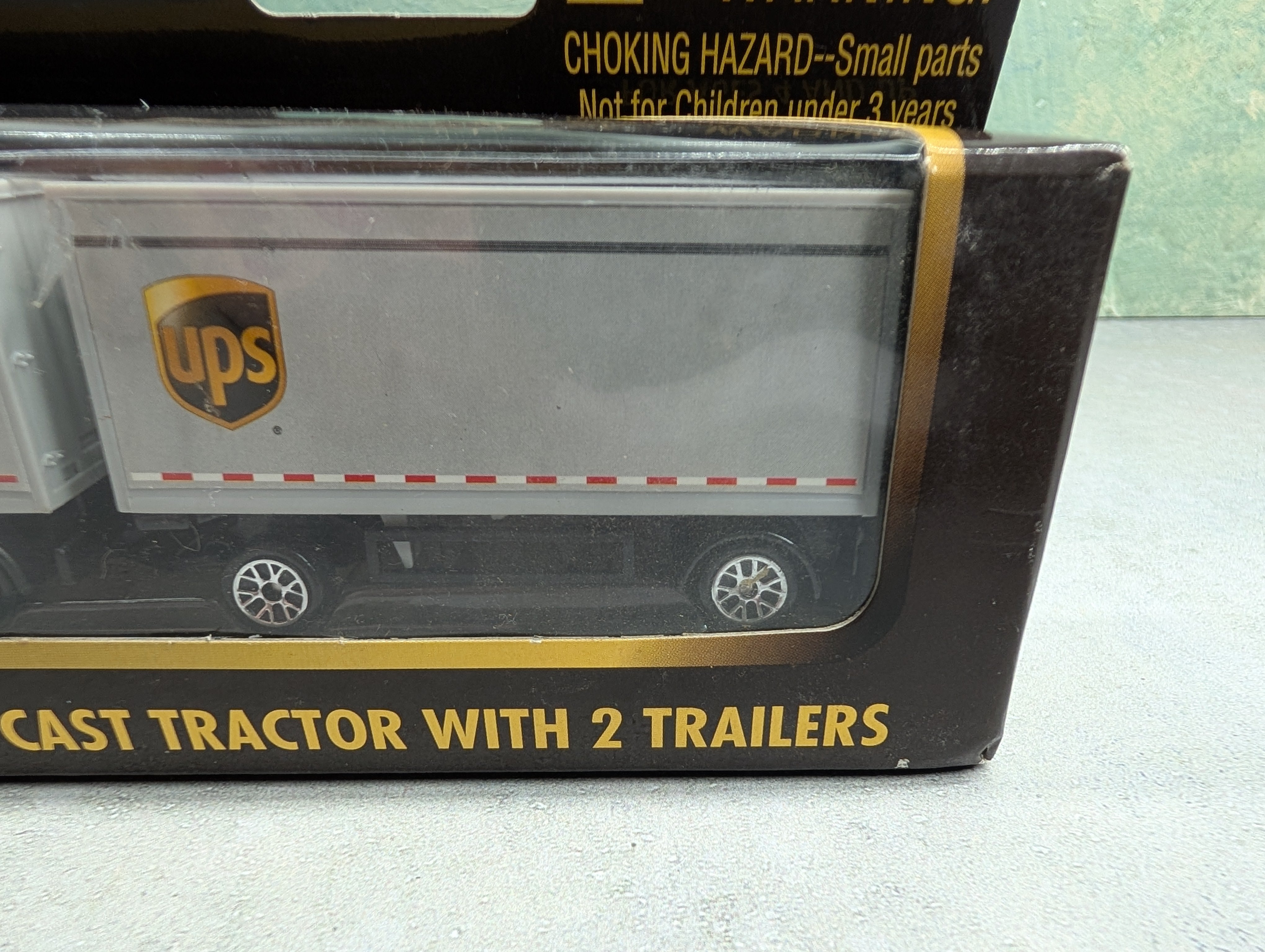 Daron RT4345 HO Scale Die Cast Track w/ 2 Trailers UPS
