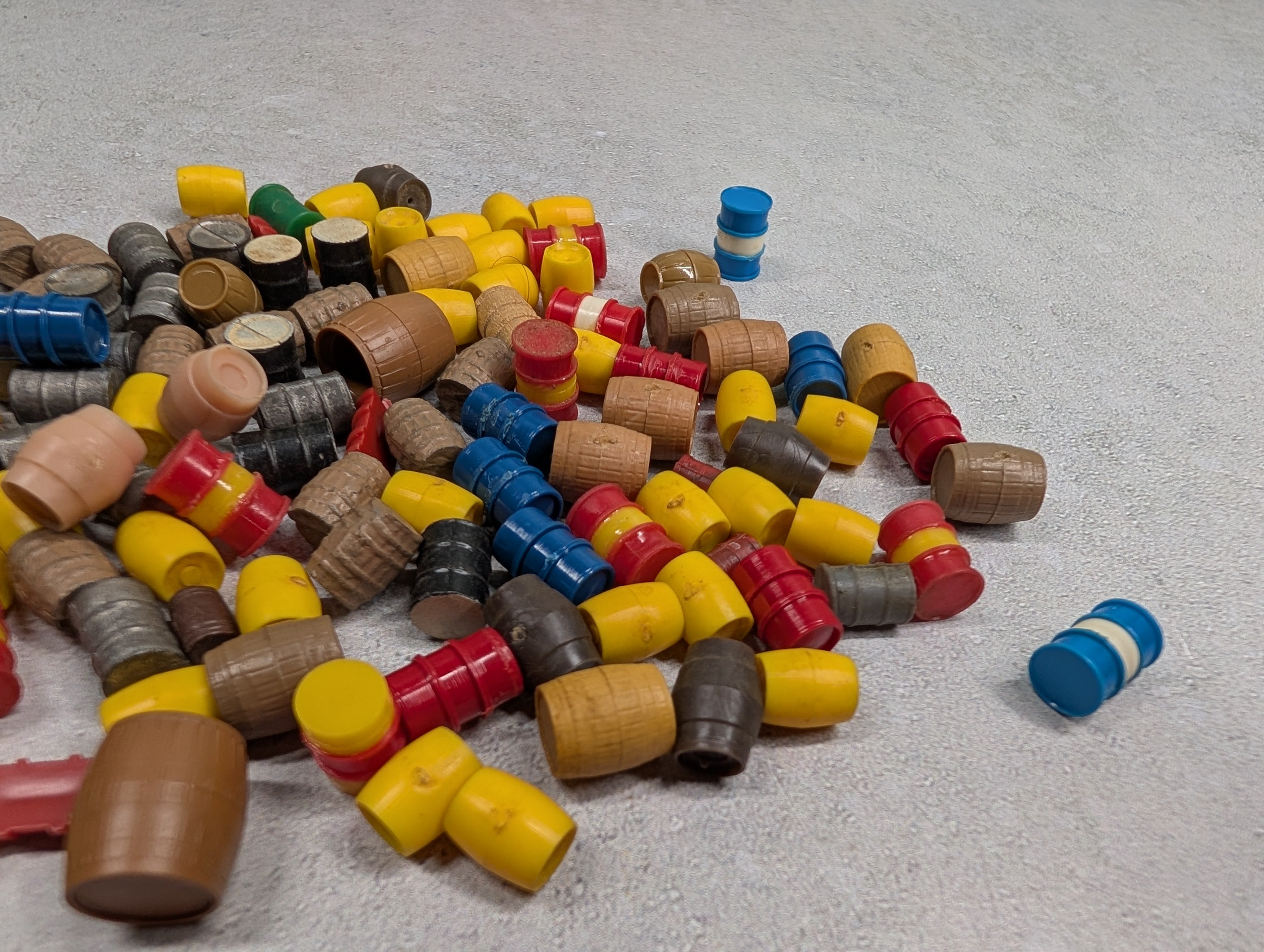 USED HO Scale Large Lot of Barrels (100+ pcs)