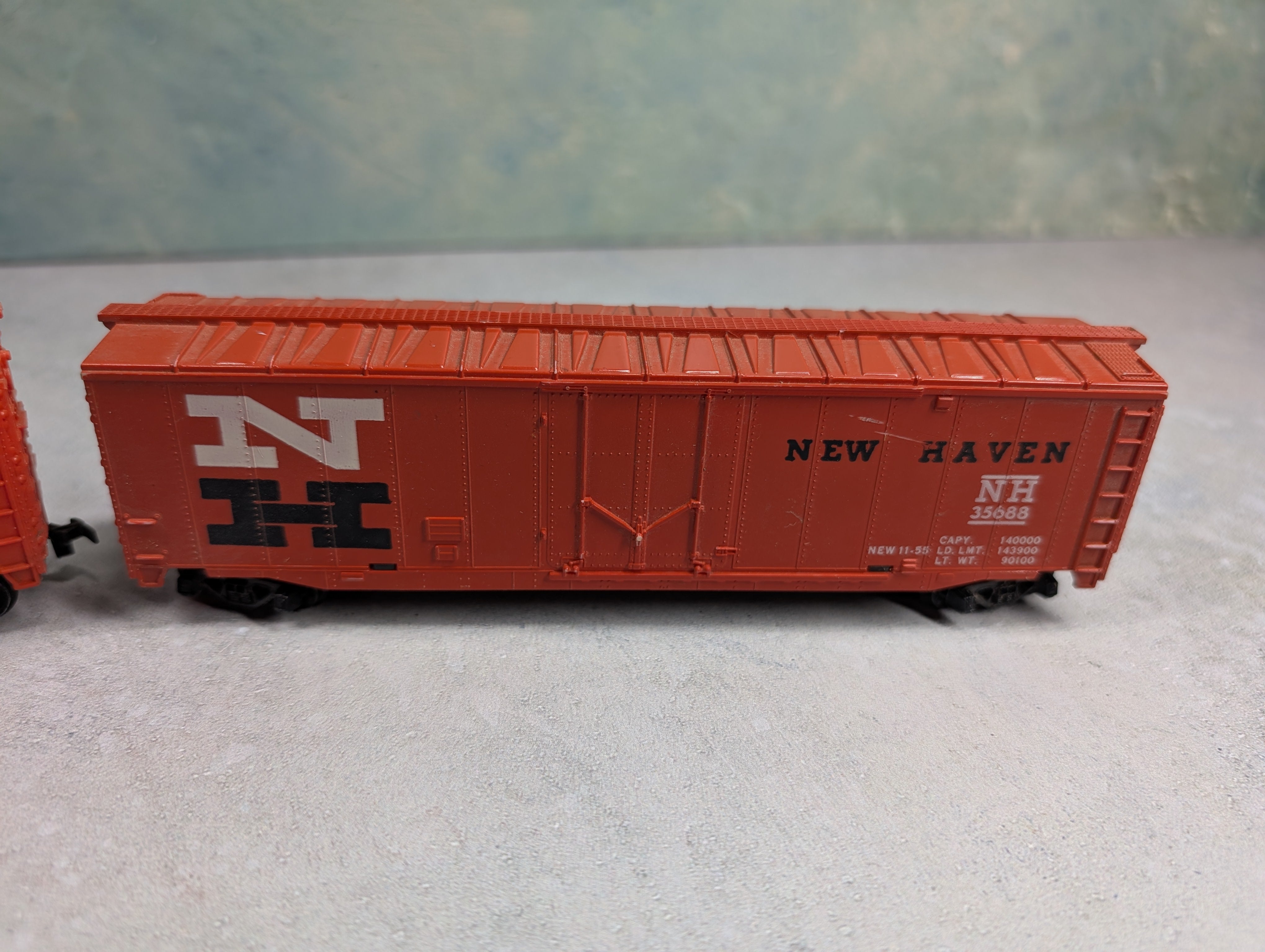 USED Tyco HO Scale 50' Box Cars New Haven NH #35688 (2 pcs)