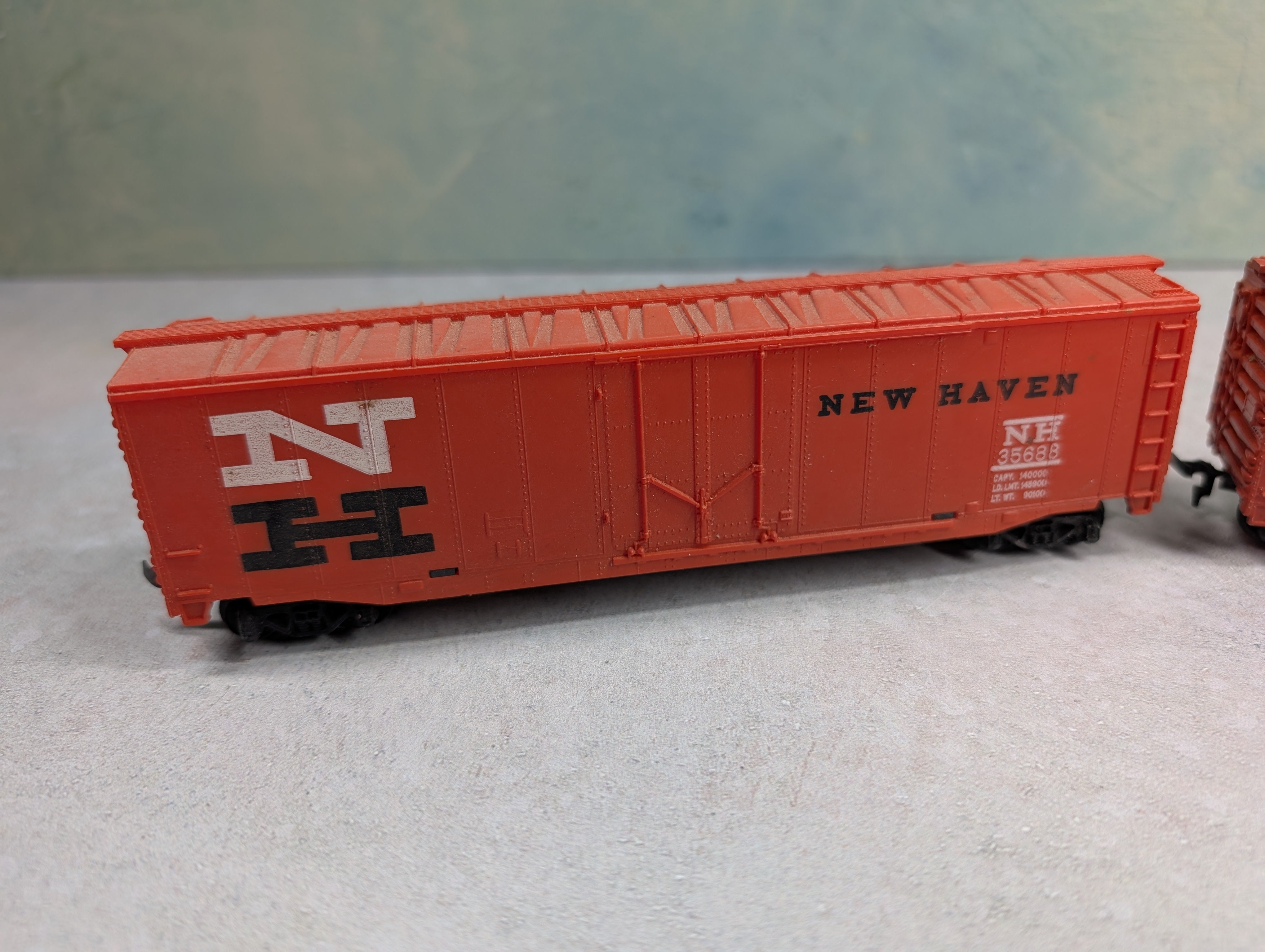 USED Tyco HO Scale 50' Box Cars New Haven NH #35688 (2 pcs)