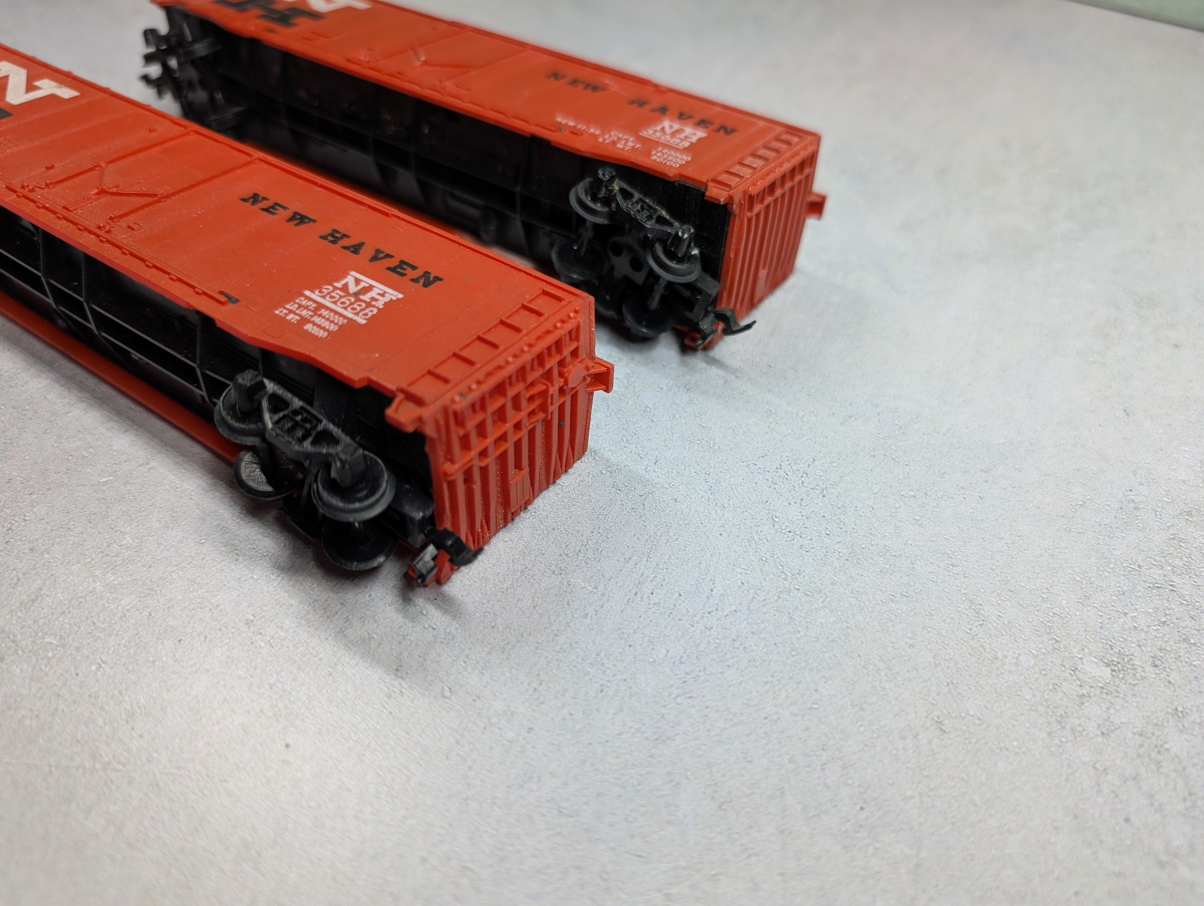USED Tyco HO Scale 50' Box Cars New Haven NH #35688 (2 pcs)