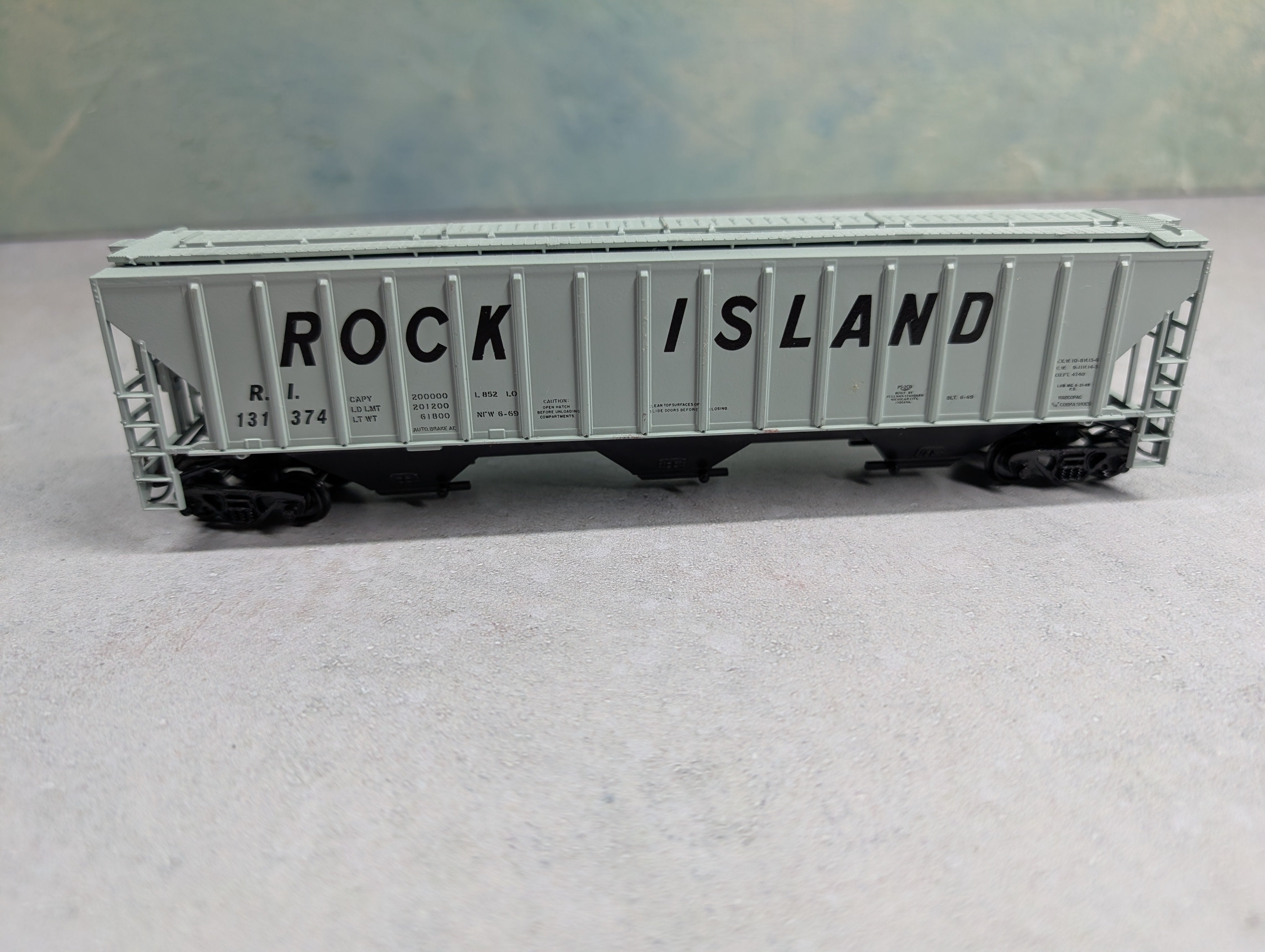 USED Athearn HO Scale 3 Bay Covered Hopper Rock Island RI #131374