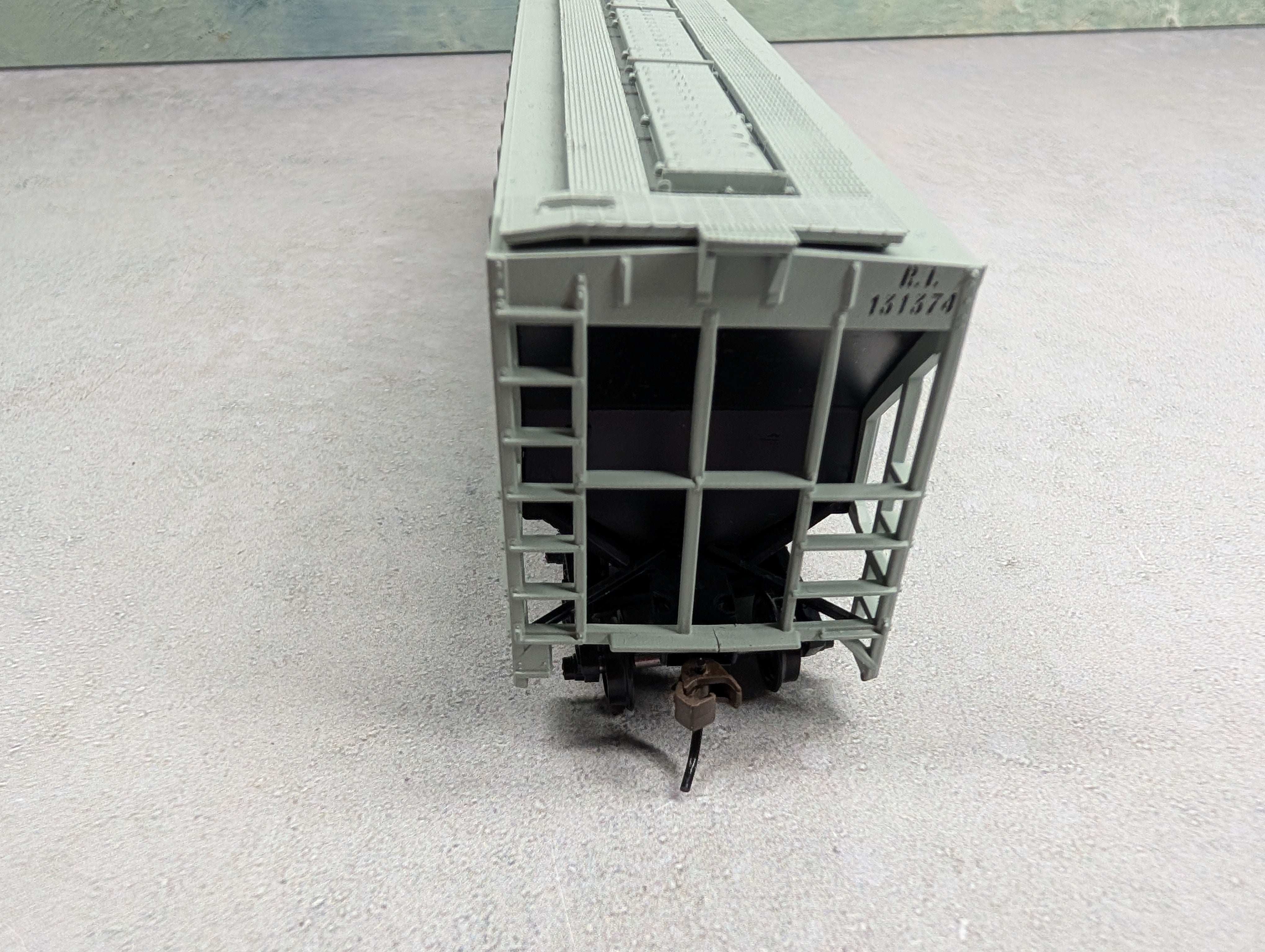 USED Athearn HO Scale 3 Bay Covered Hopper Rock Island RI #131374