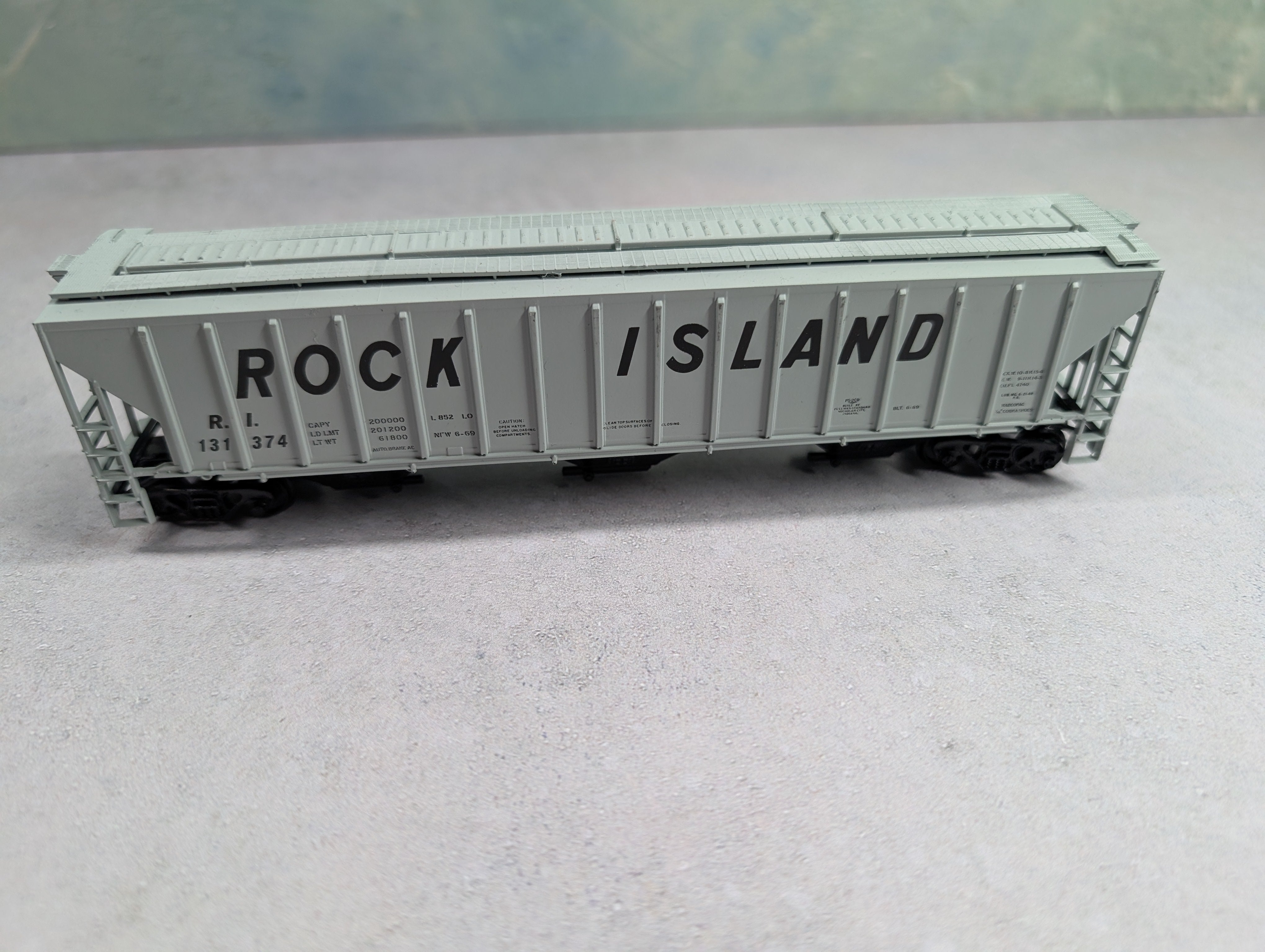 USED Athearn HO Scale 3 Bay Covered Hopper Rock Island RI #131374
