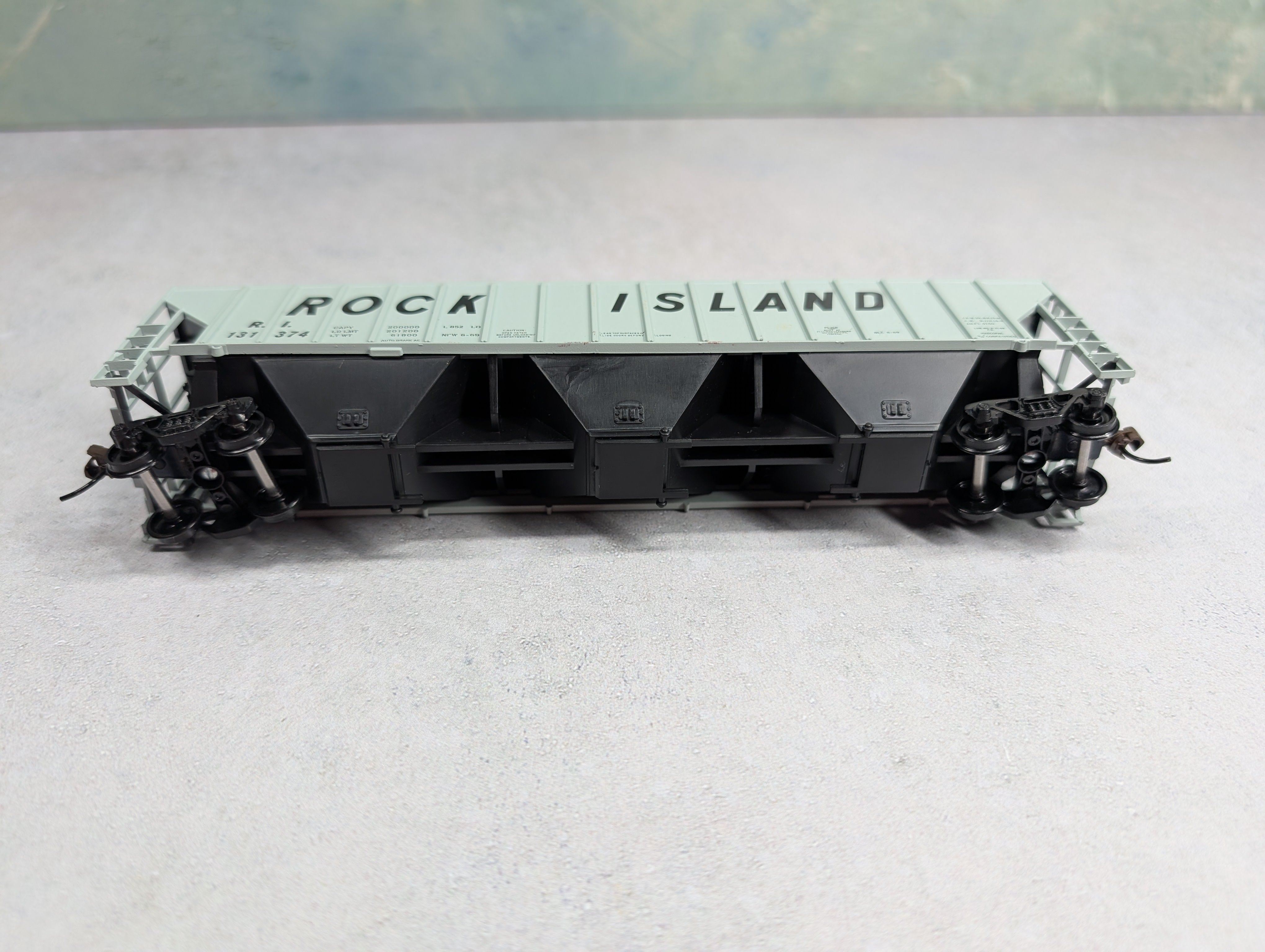 USED Athearn HO Scale 3 Bay Covered Hopper Rock Island RI #131374