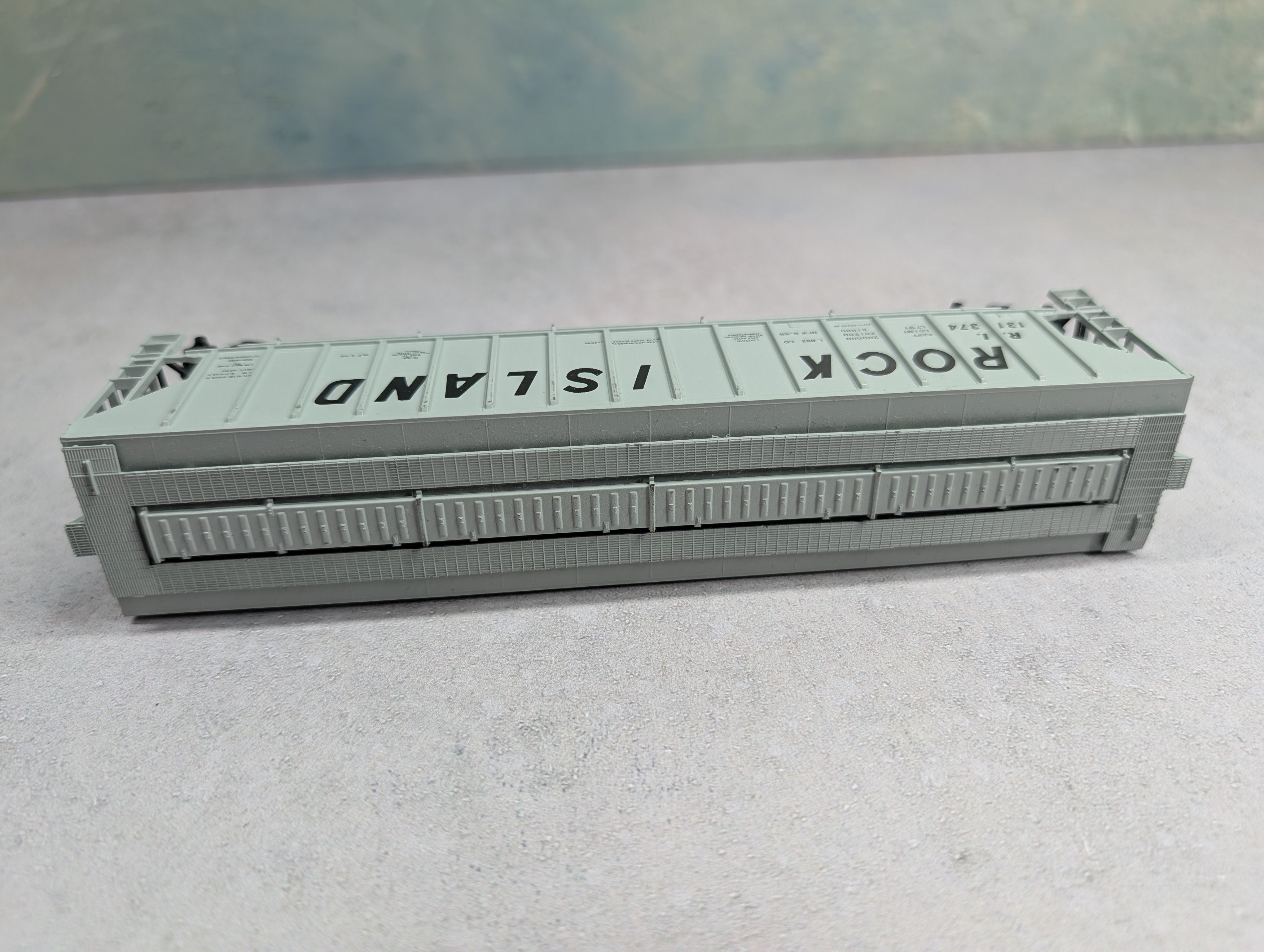 USED Athearn HO Scale 3 Bay Covered Hopper Rock Island RI #131374