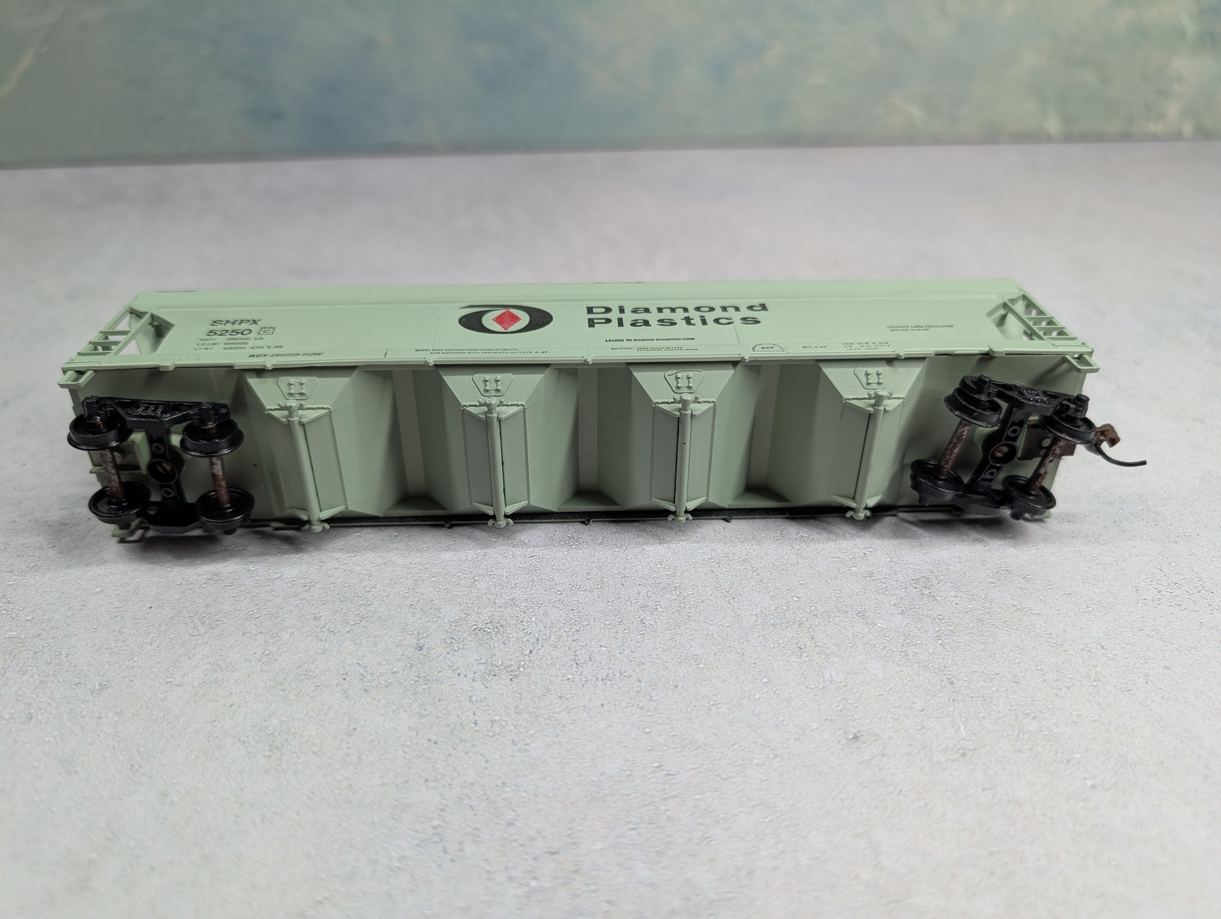 USED Athearn HO Scale ACF Centerflow 4 Bay Covered Hopper Diamond SHPX #5250