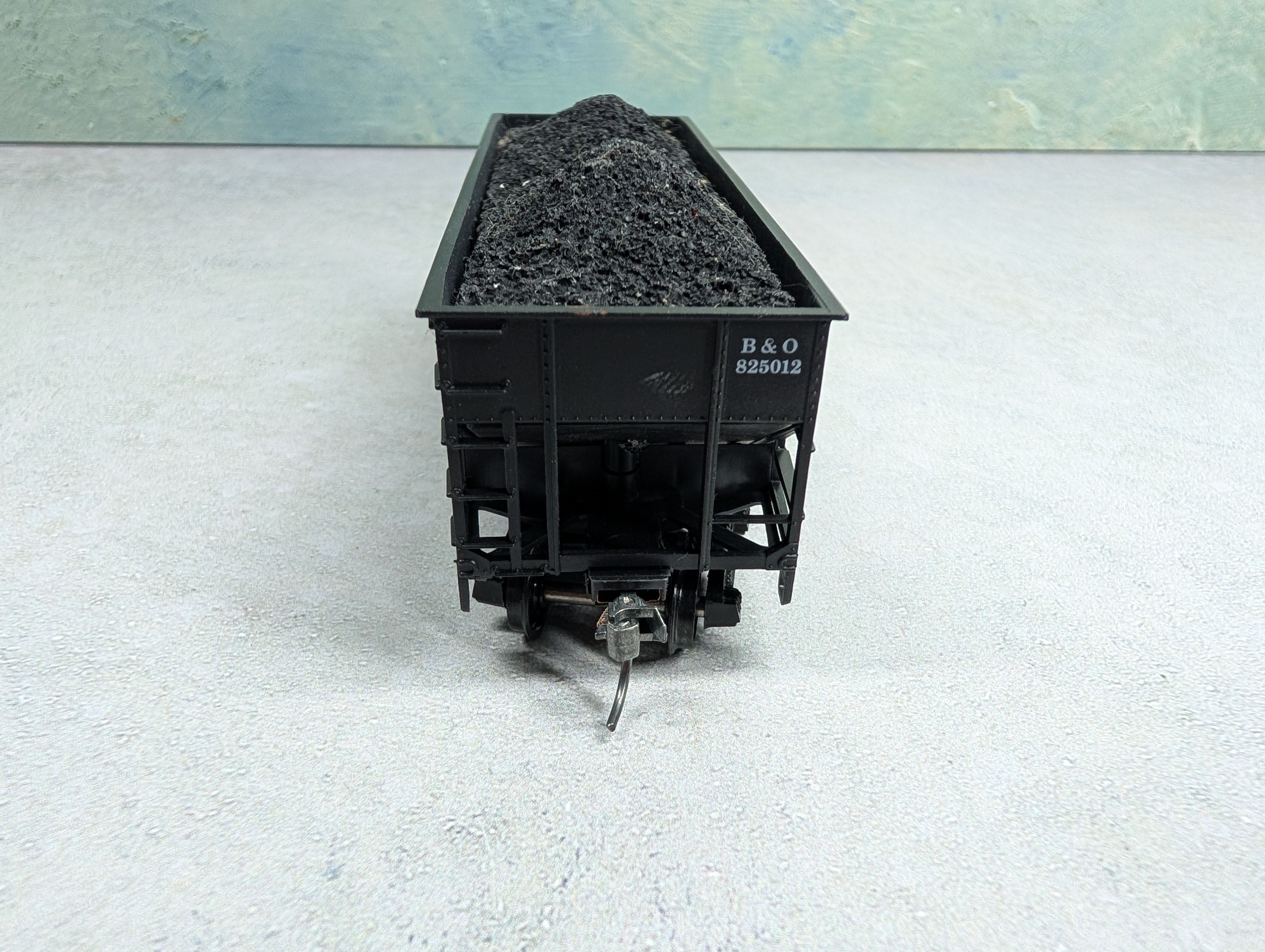 USED Athearn HO Scale 2 Bay Hopper Baltimore and Ohio B&O #825012 w/ Coal Load