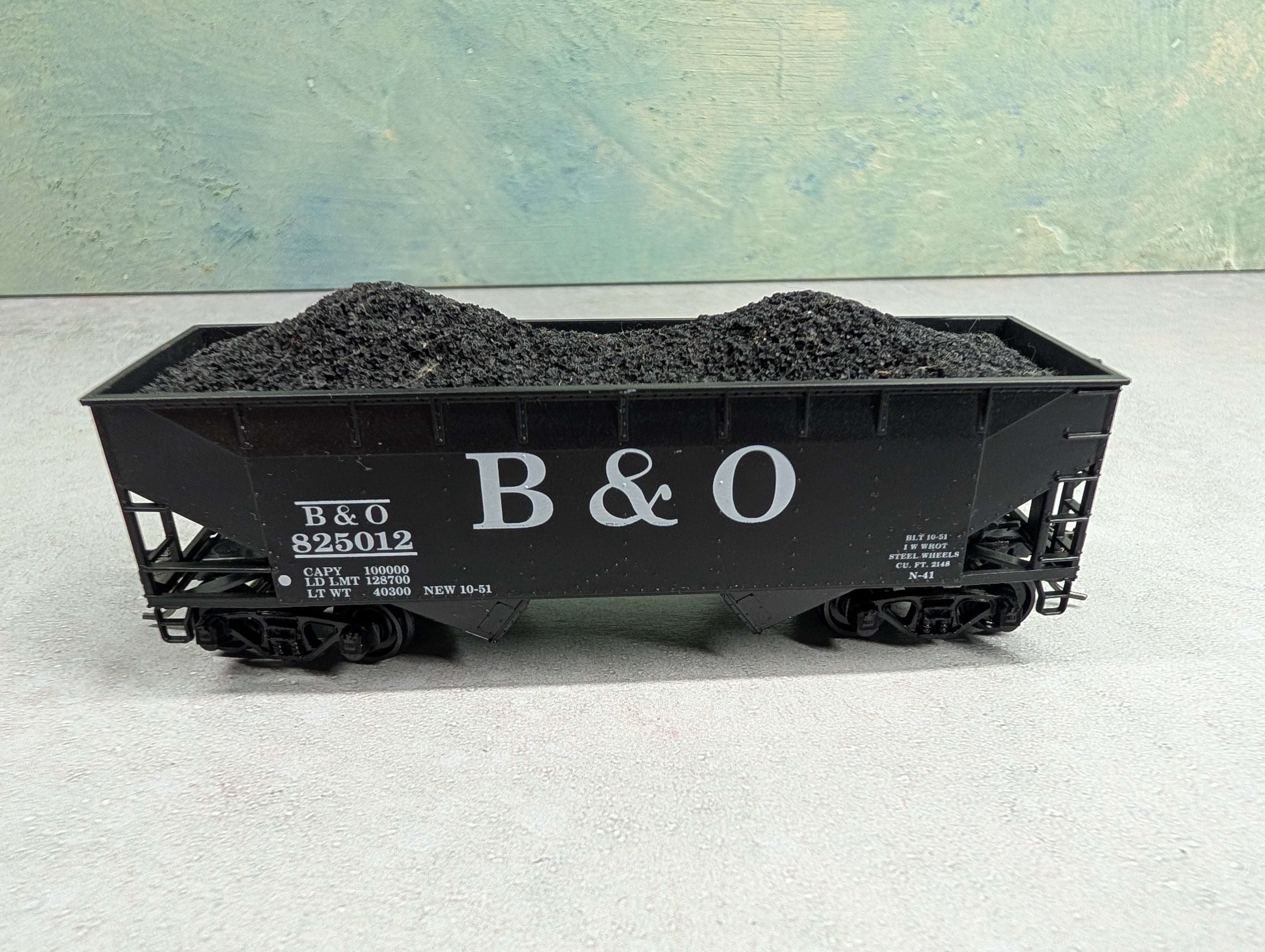 USED Athearn HO Scale 2 Bay Hopper Baltimore and Ohio B&O #825012 w/ Coal Load
