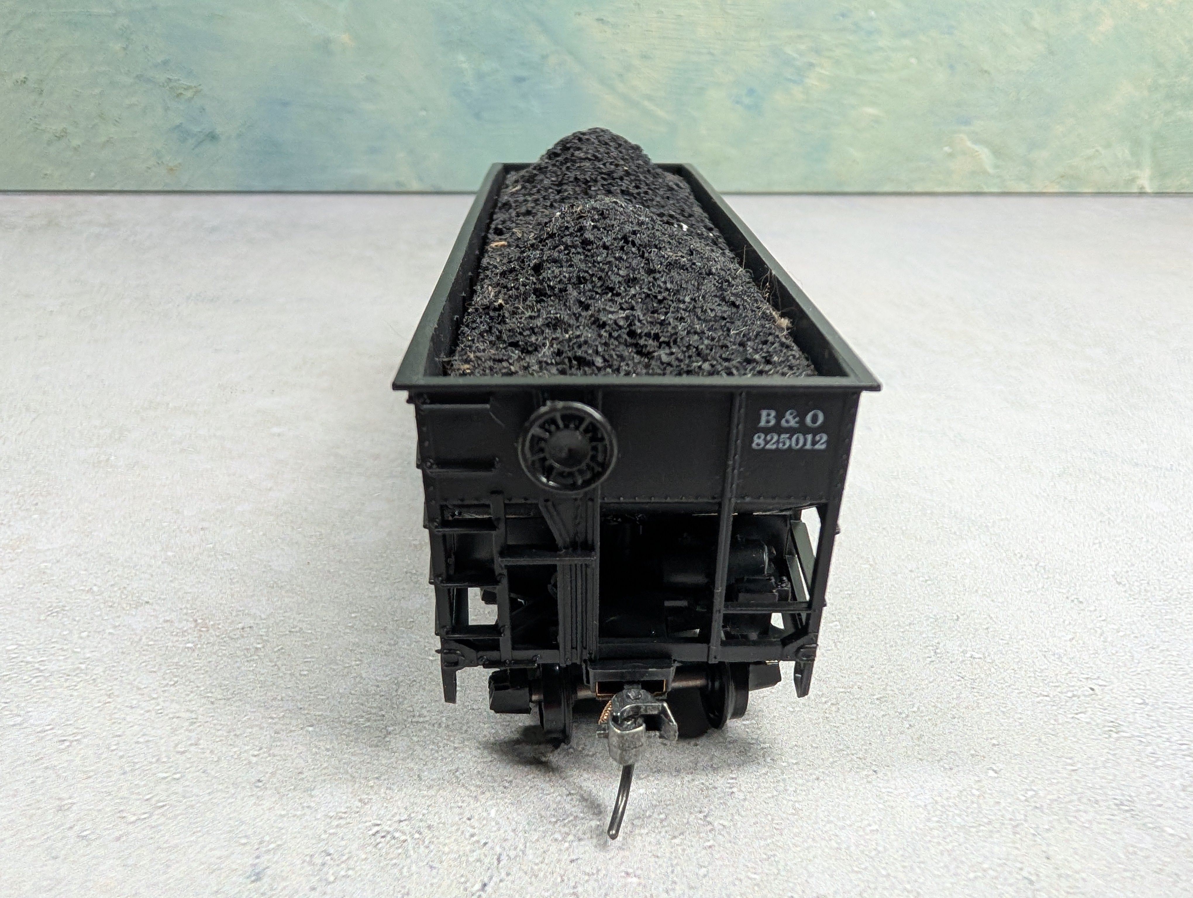 USED Athearn HO Scale 2 Bay Hopper Baltimore and Ohio B&O #825012 w/ Coal Load
