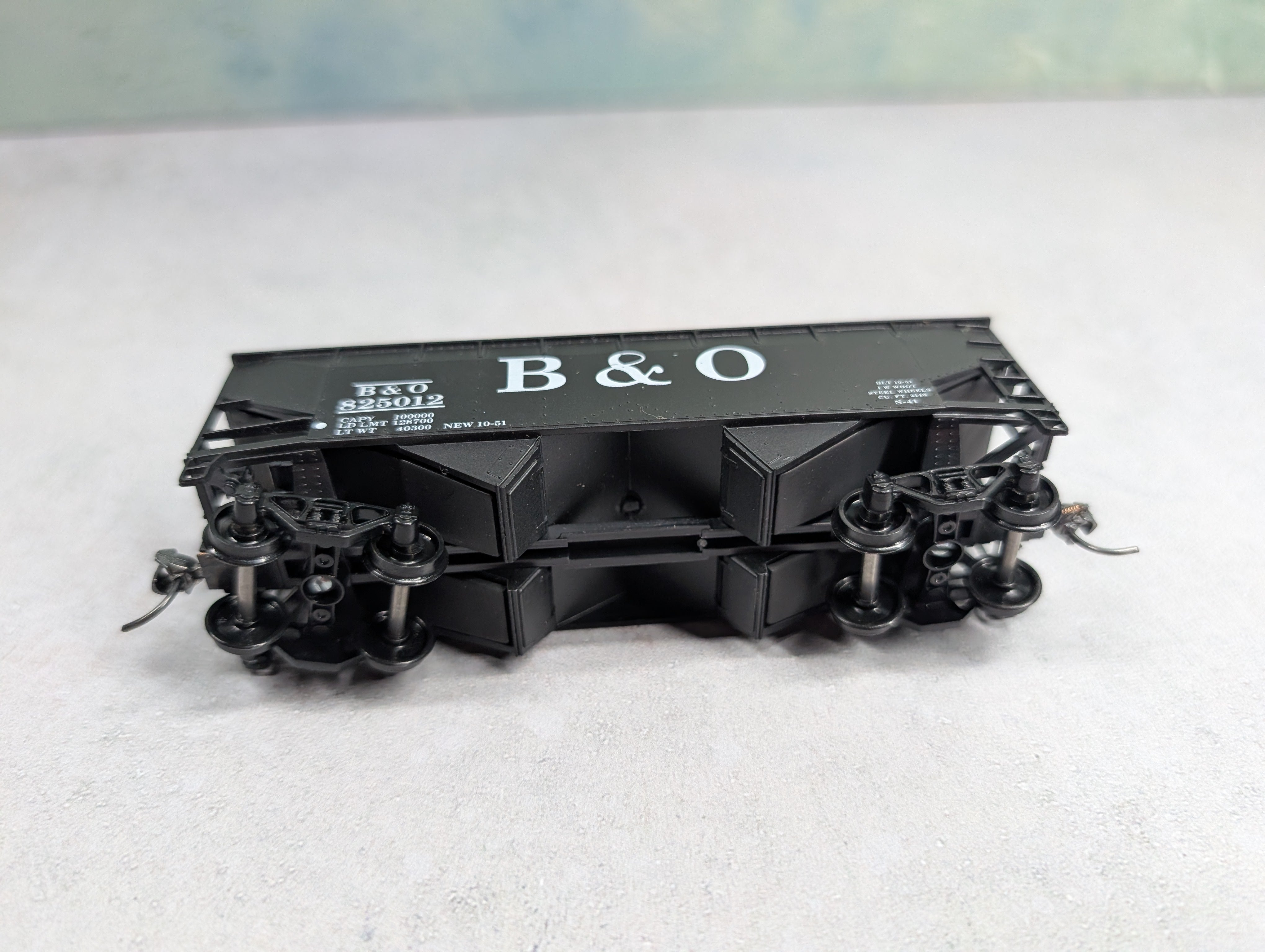 USED Athearn HO Scale 2 Bay Hopper Baltimore and Ohio B&O #825012 w/ Coal Load