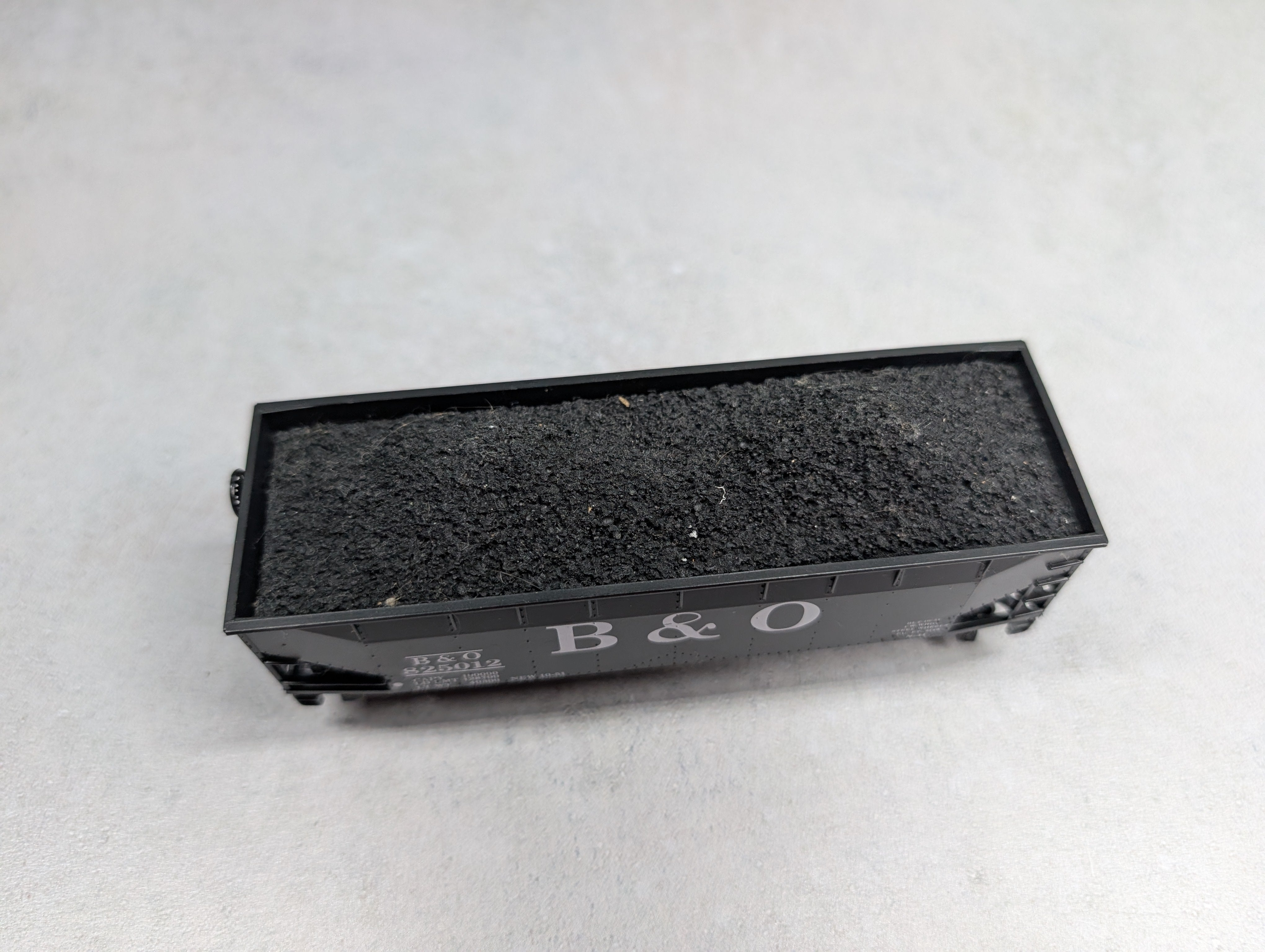 USED Athearn HO Scale 2 Bay Hopper Baltimore and Ohio B&O #825012 w/ Coal Load