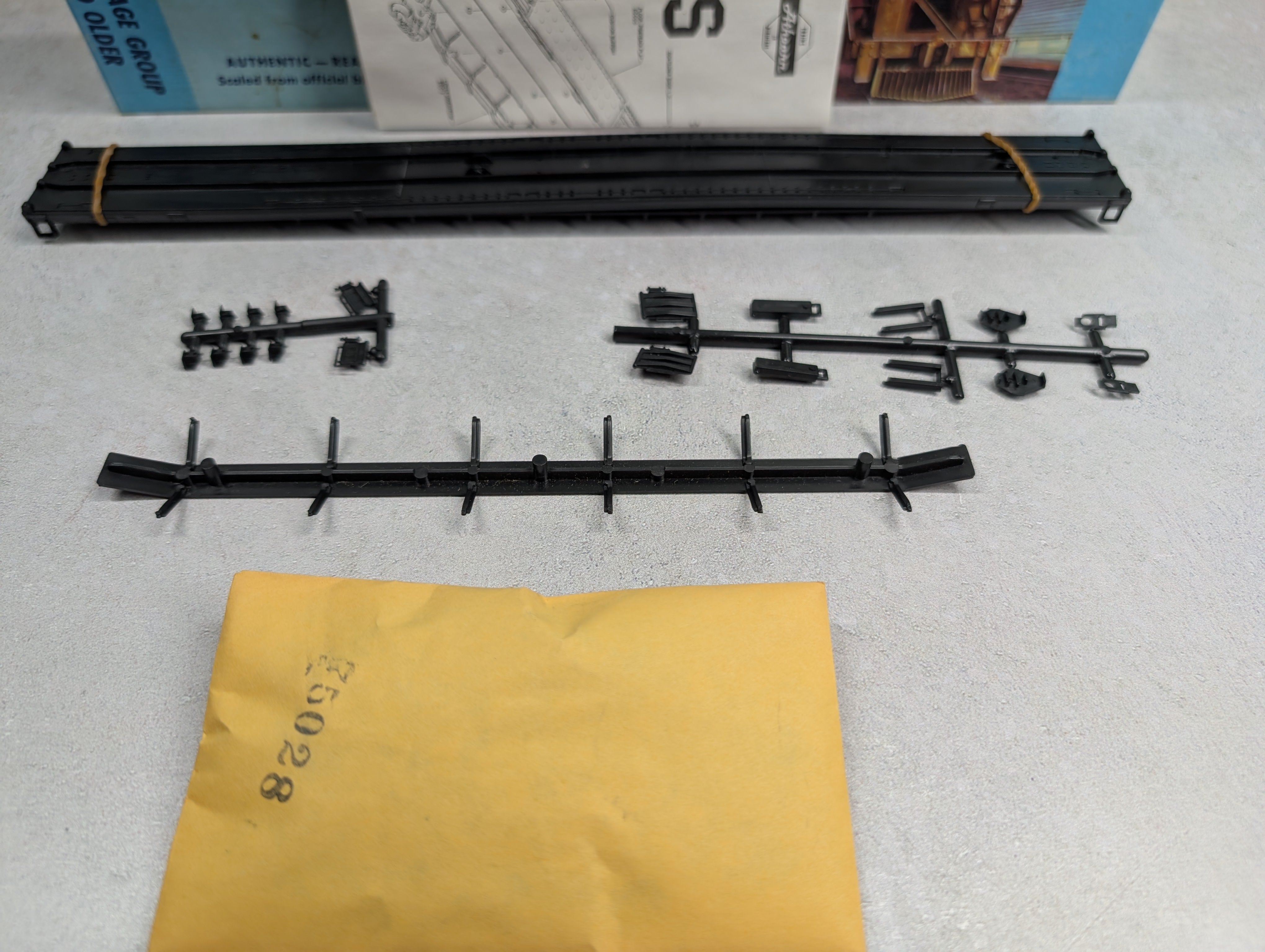 USED Athearn 2015 HO Scale 85' A/P Flat Car Undecorated Black KIT