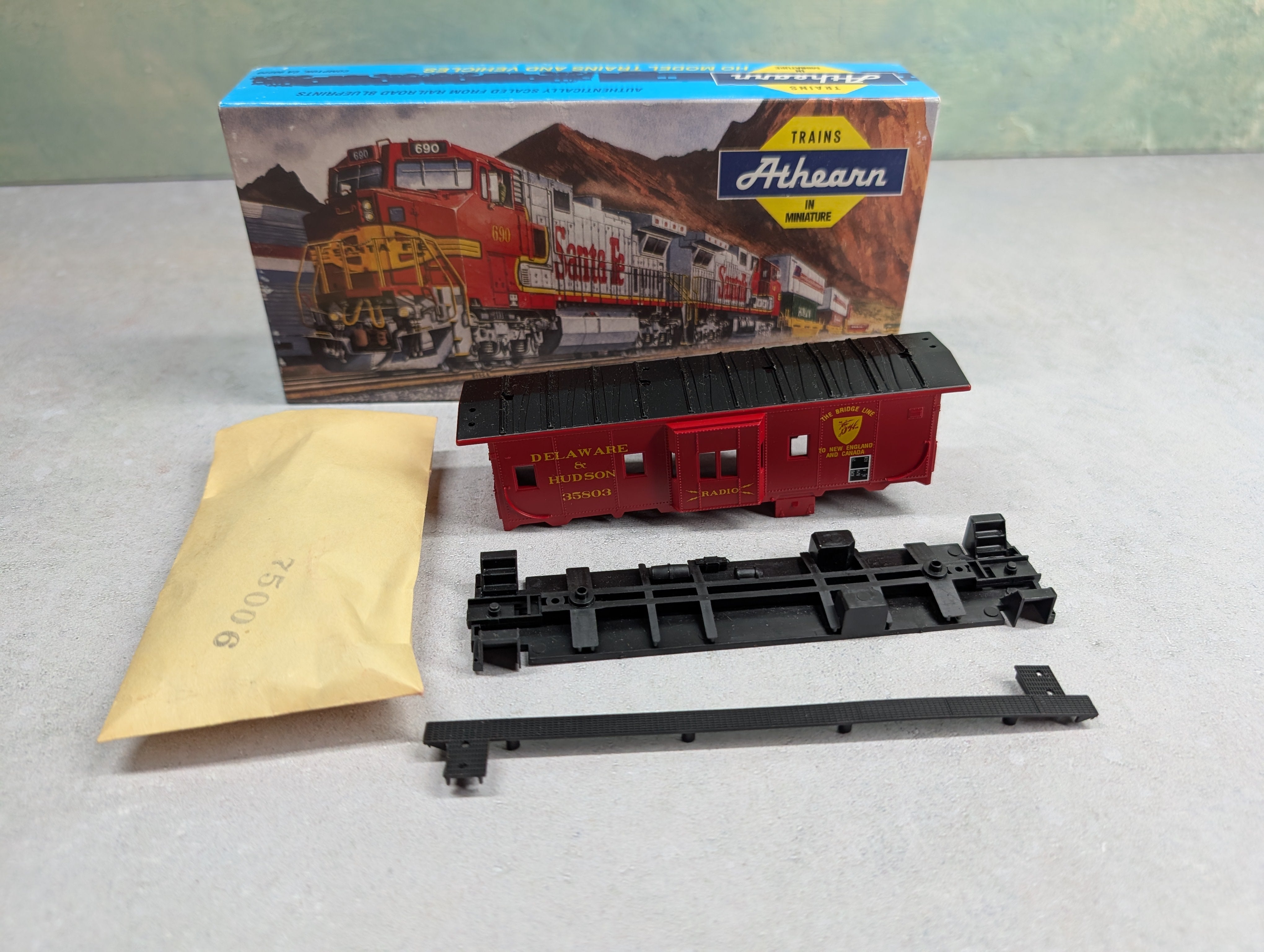 USED Athearn 1168 HO Scale Bay Window Caboose Delaware and Hudson #35803 KIT