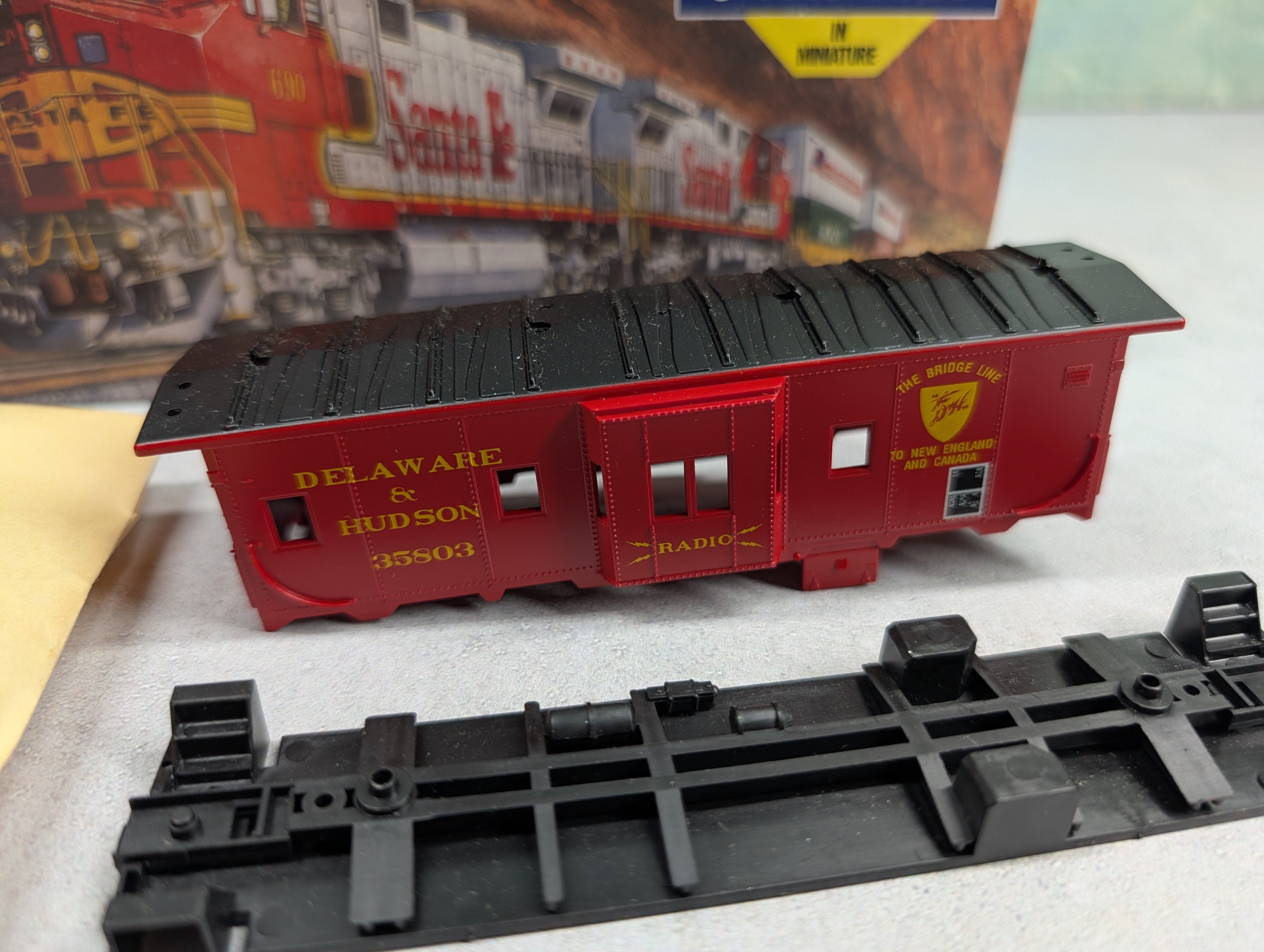 USED Athearn 1168 HO Scale Bay Window Caboose Delaware and Hudson #35803 KIT