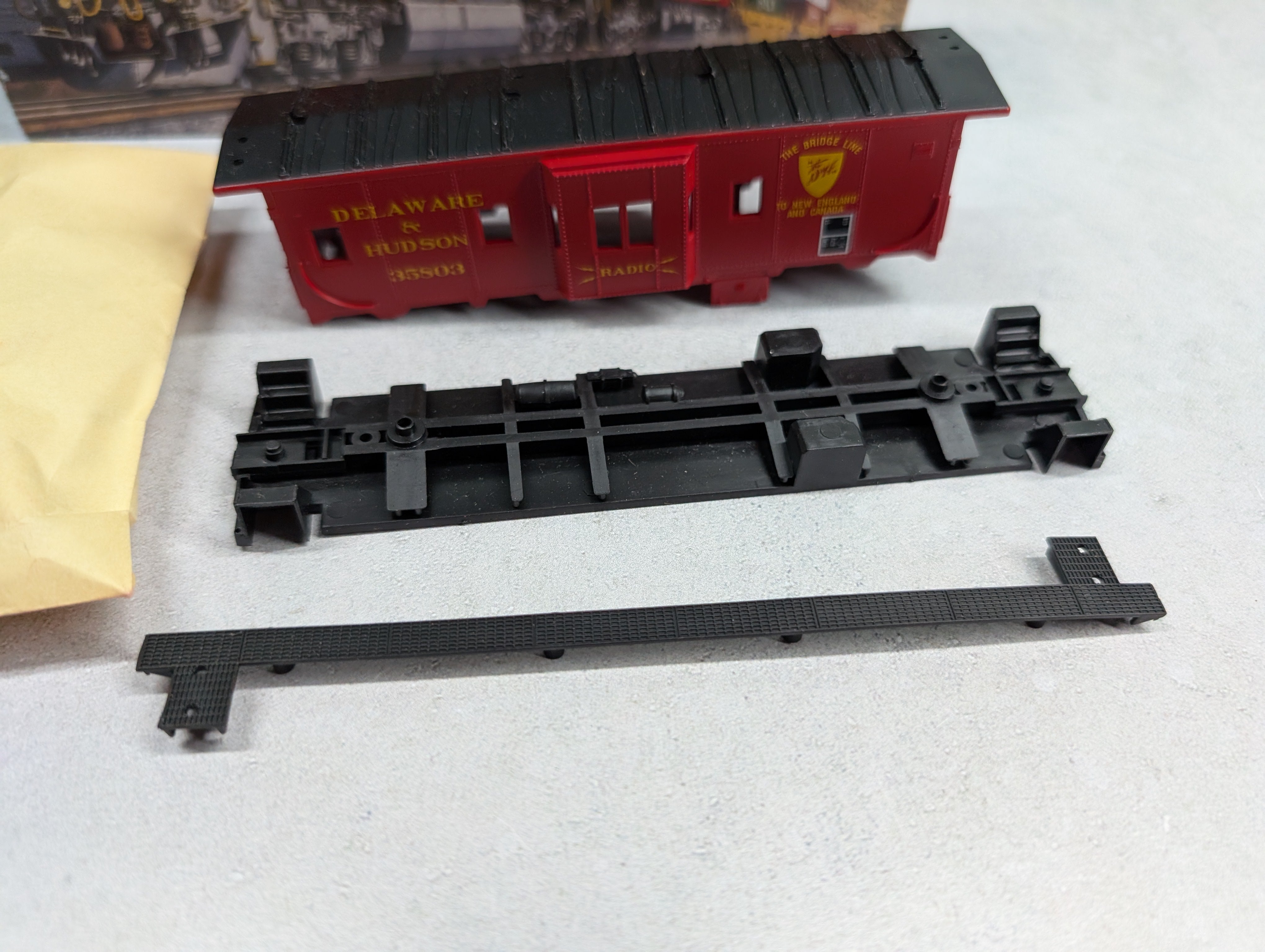USED Athearn 1168 HO Scale Bay Window Caboose Delaware and Hudson #35803 KIT