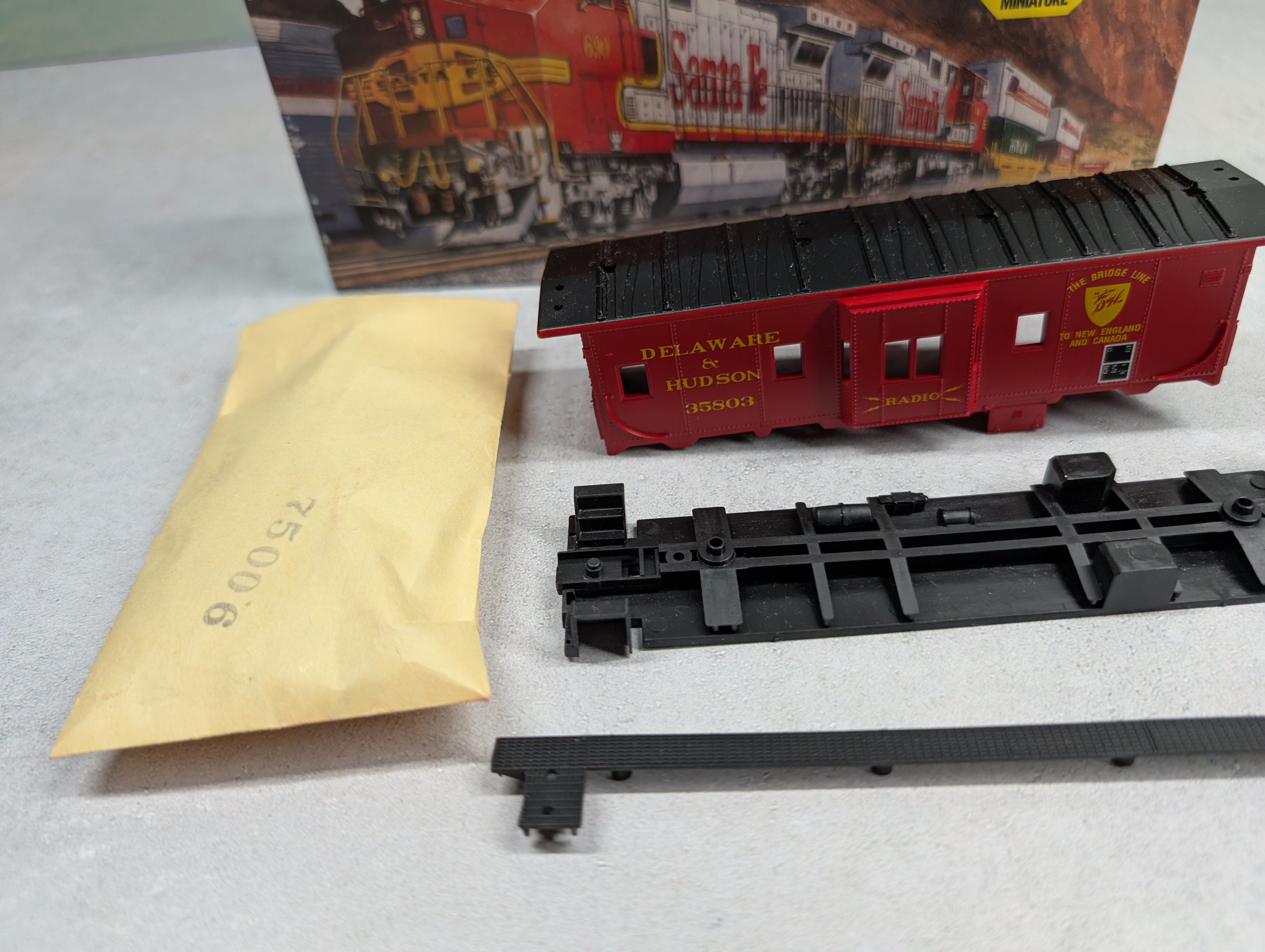 USED Athearn 1168 HO Scale Bay Window Caboose Delaware and Hudson #35803 KIT