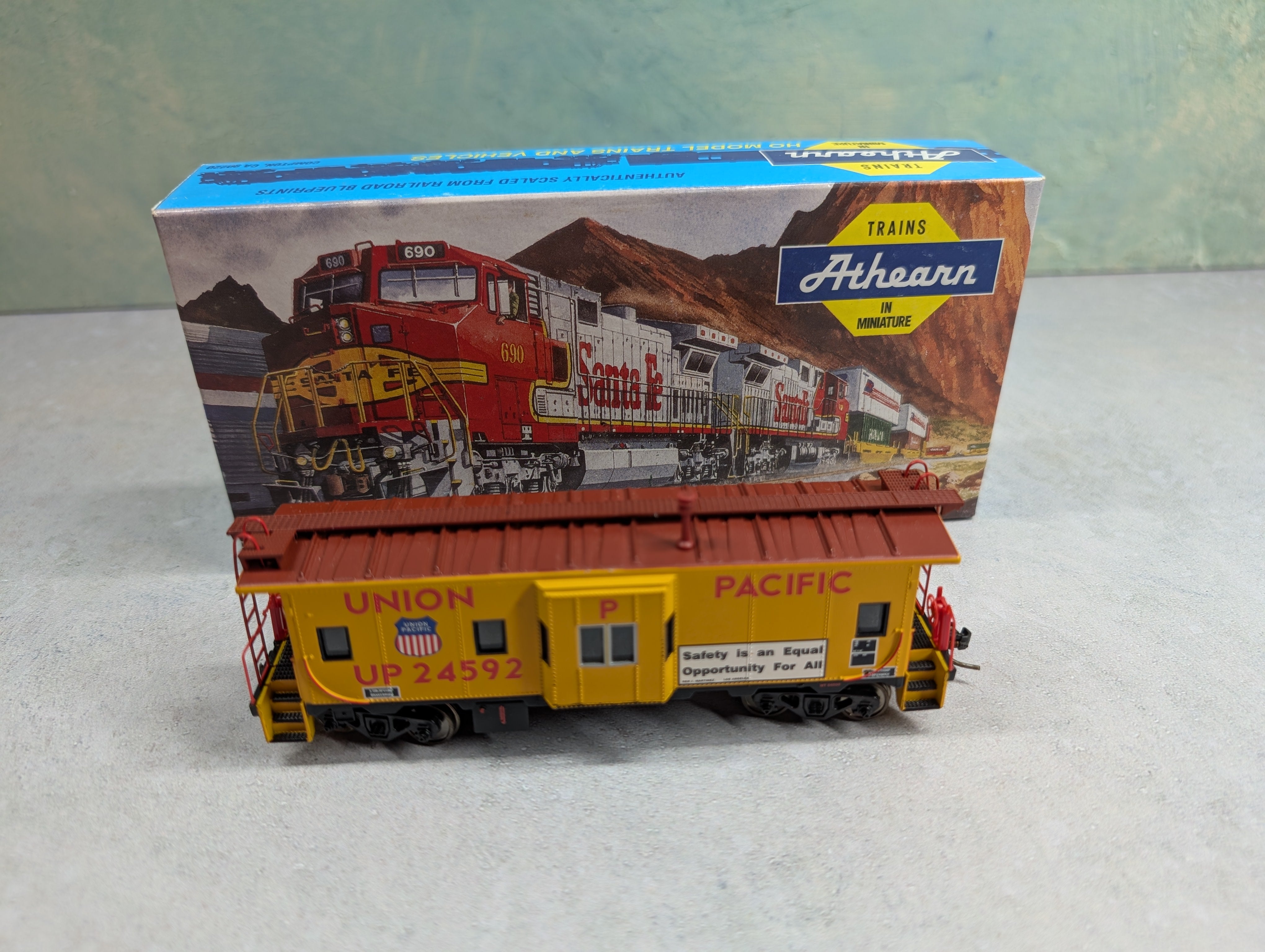 USED Athearn 1252 HO Scale Bay Window Caboose Union Pacific UP #24592
