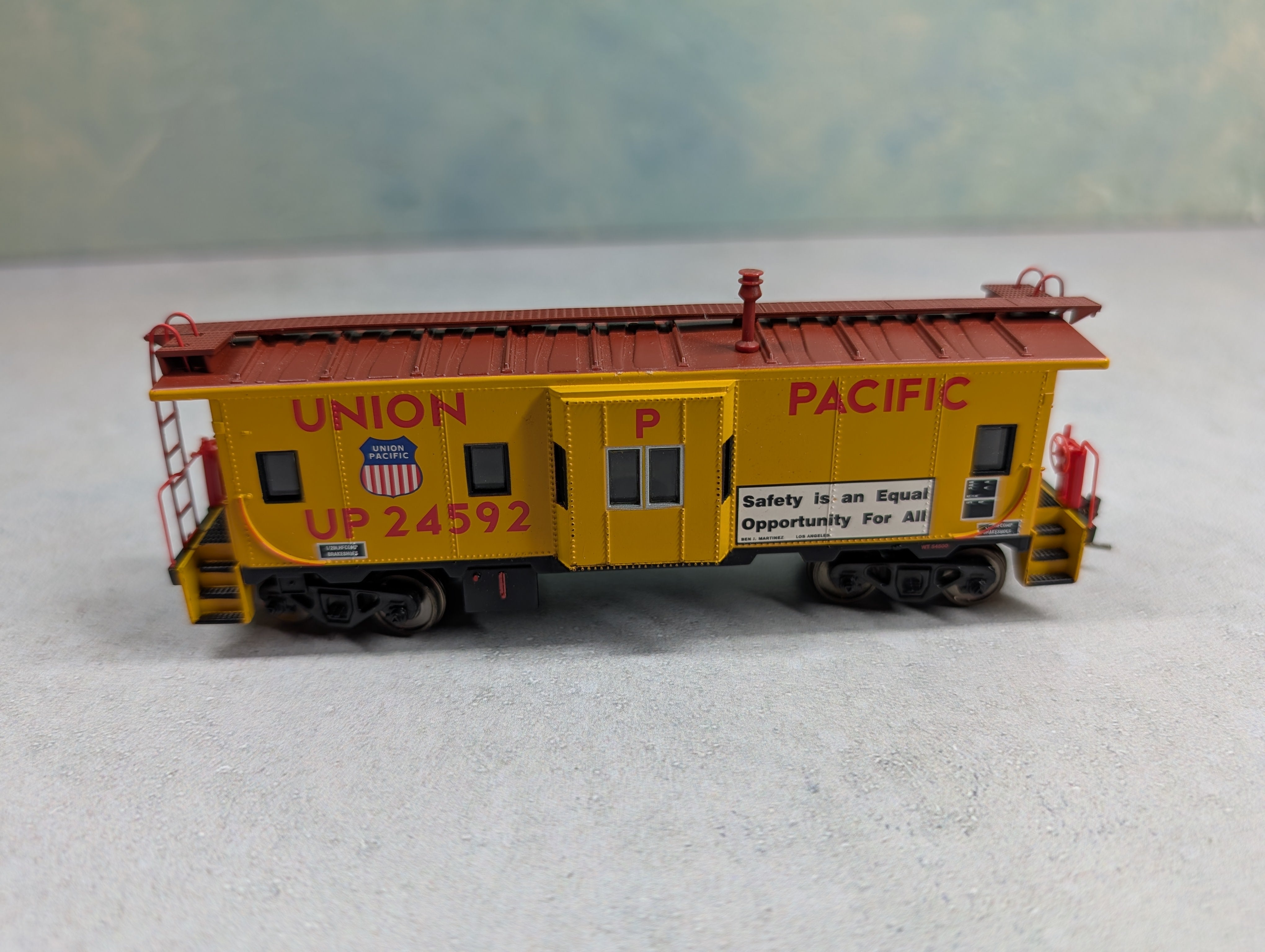 USED Athearn 1252 HO Scale Bay Window Caboose Union Pacific UP #24592