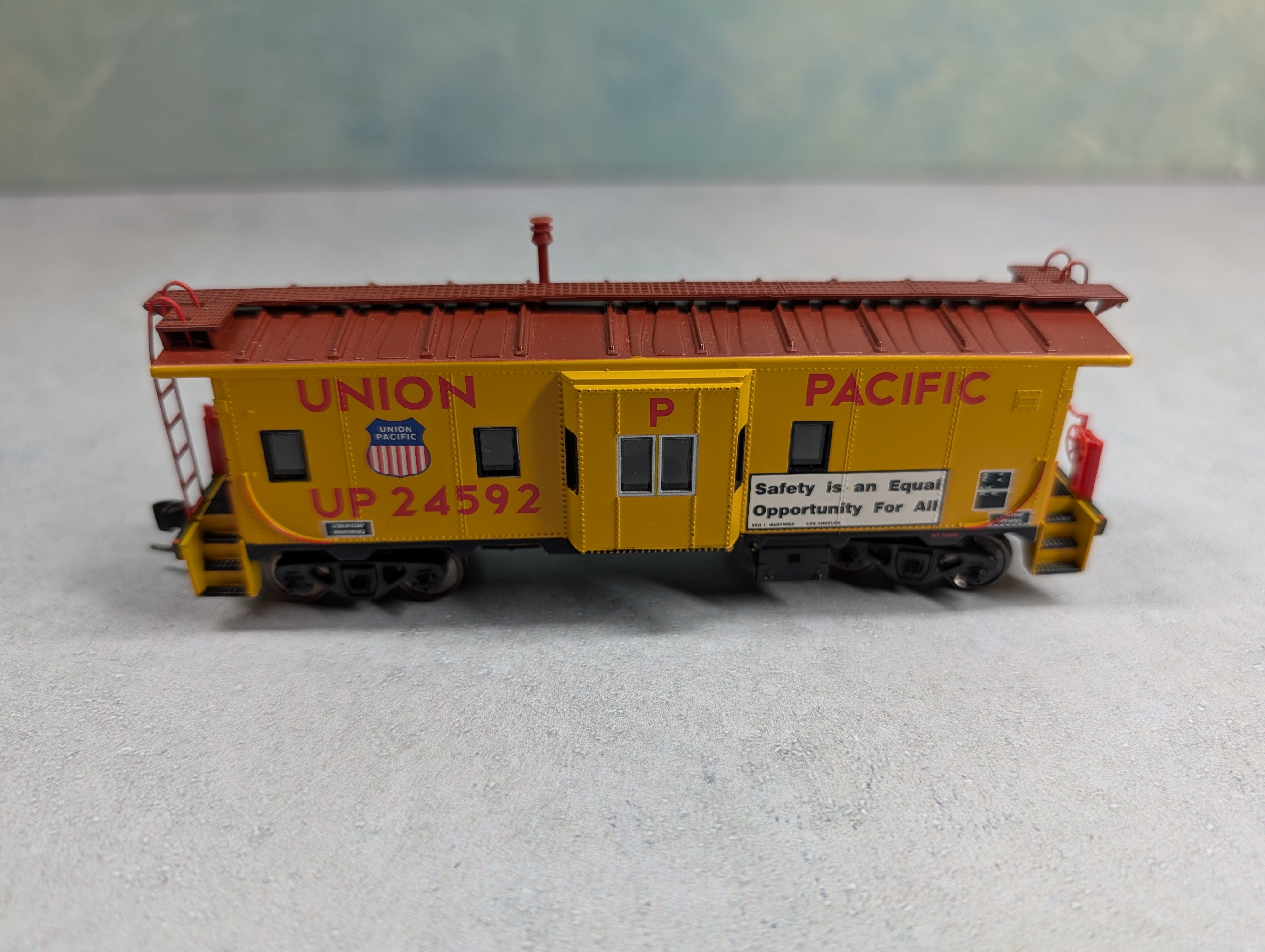 USED Athearn 1252 HO Scale Bay Window Caboose Union Pacific UP #24592
