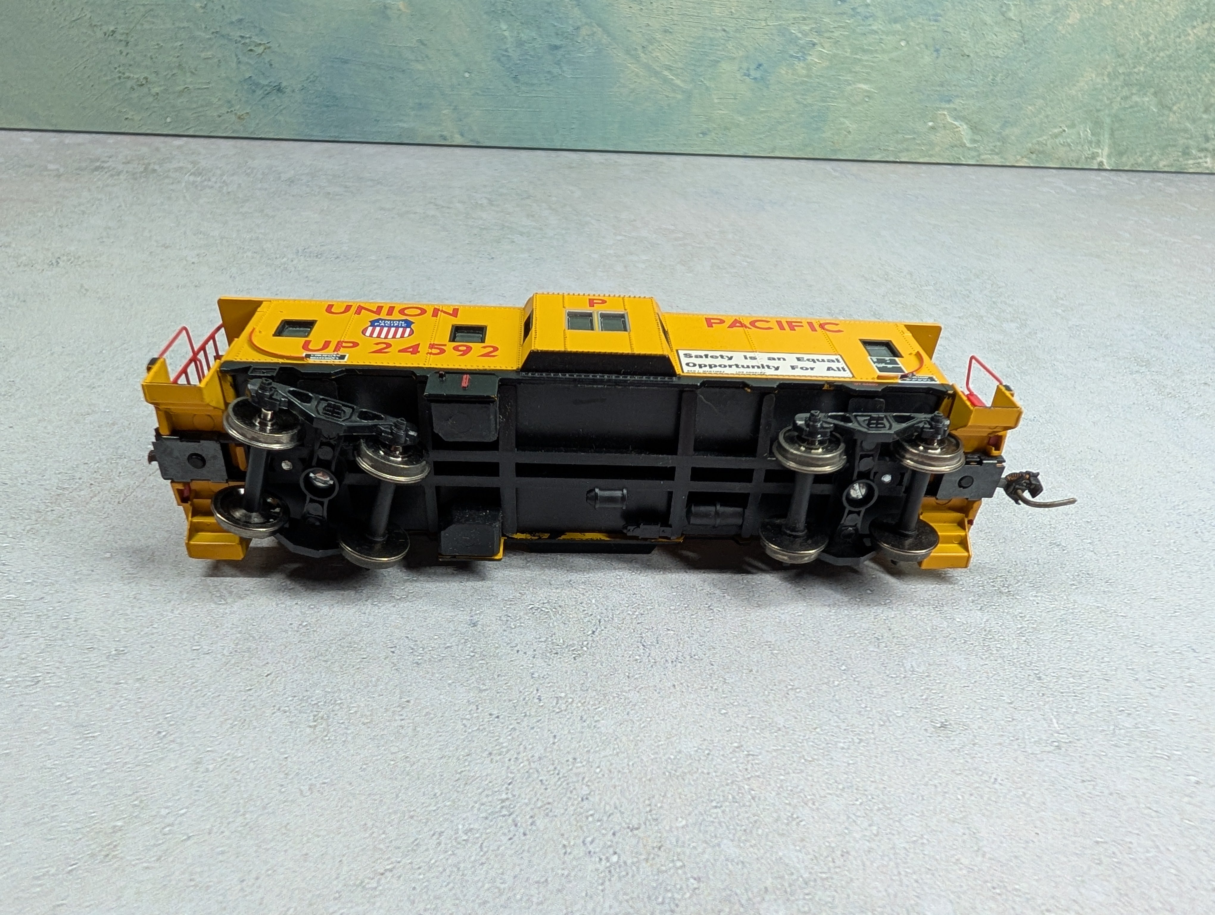 USED Athearn 1252 HO Scale Bay Window Caboose Union Pacific UP #24592