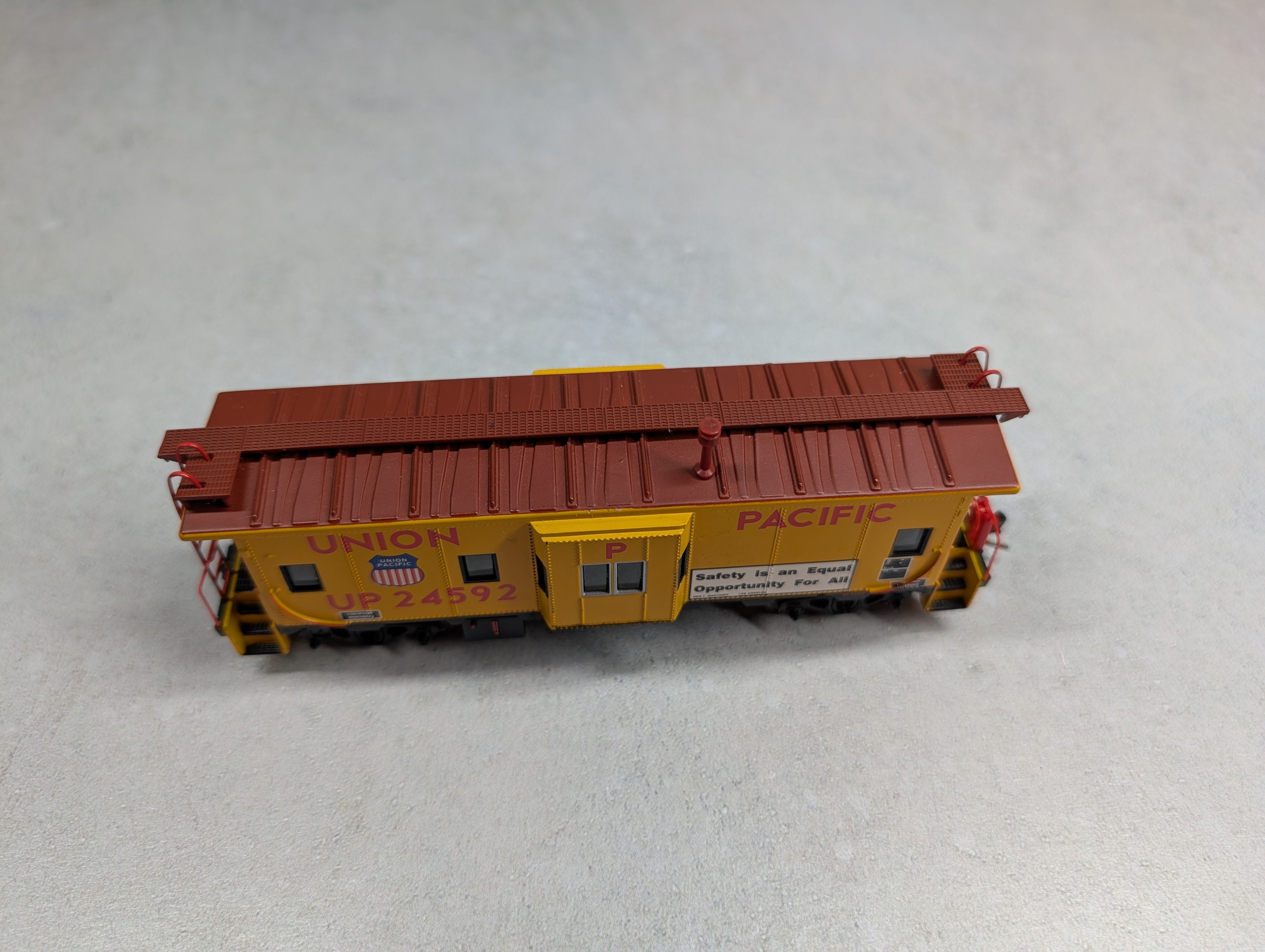 USED Athearn 1252 HO Scale Bay Window Caboose Union Pacific UP #24592