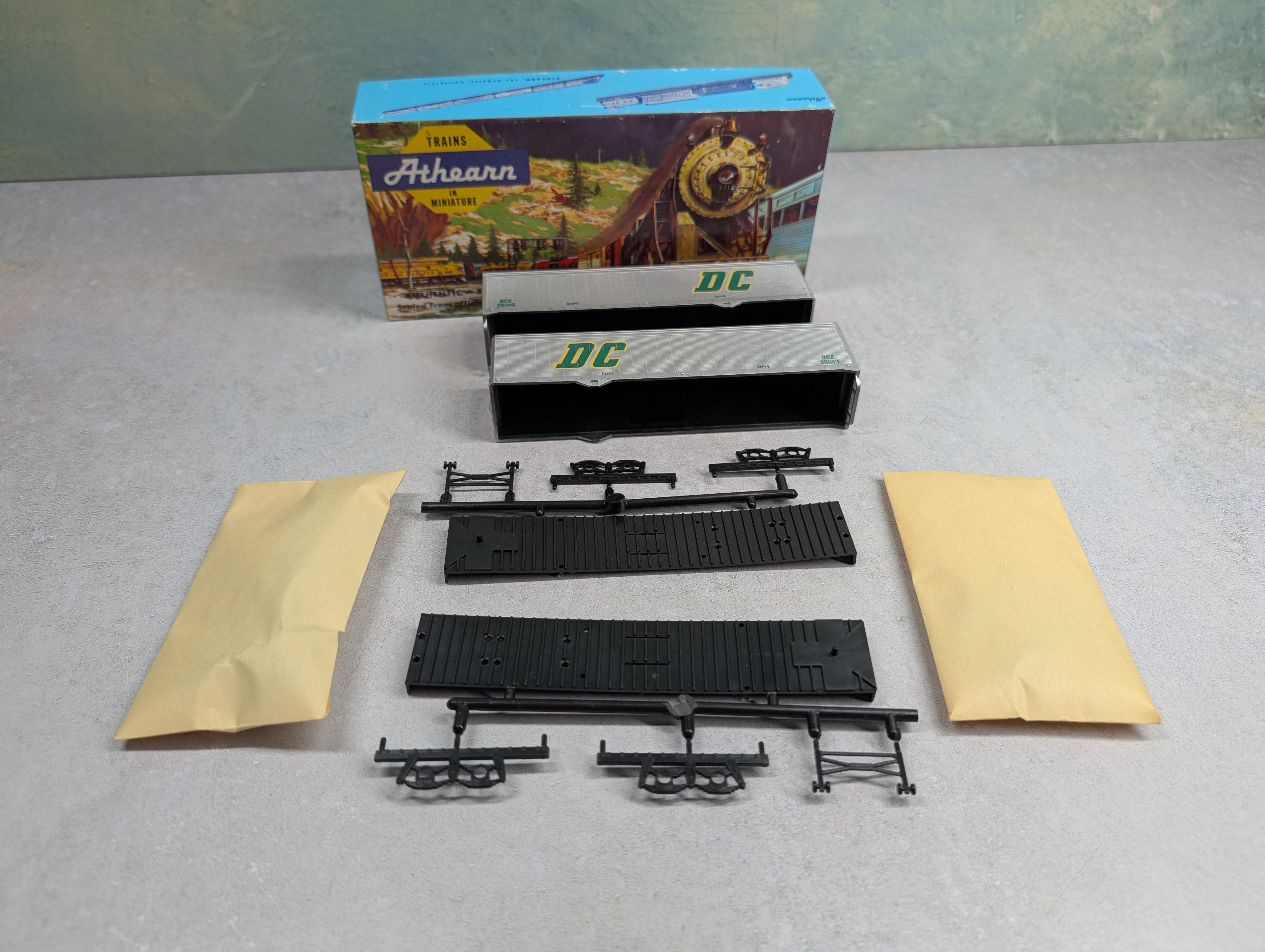 USED Athearn 5166 HO Scale 40' Van Trailer Denver Chicago DCZ #20089 KIT (2 pcs)