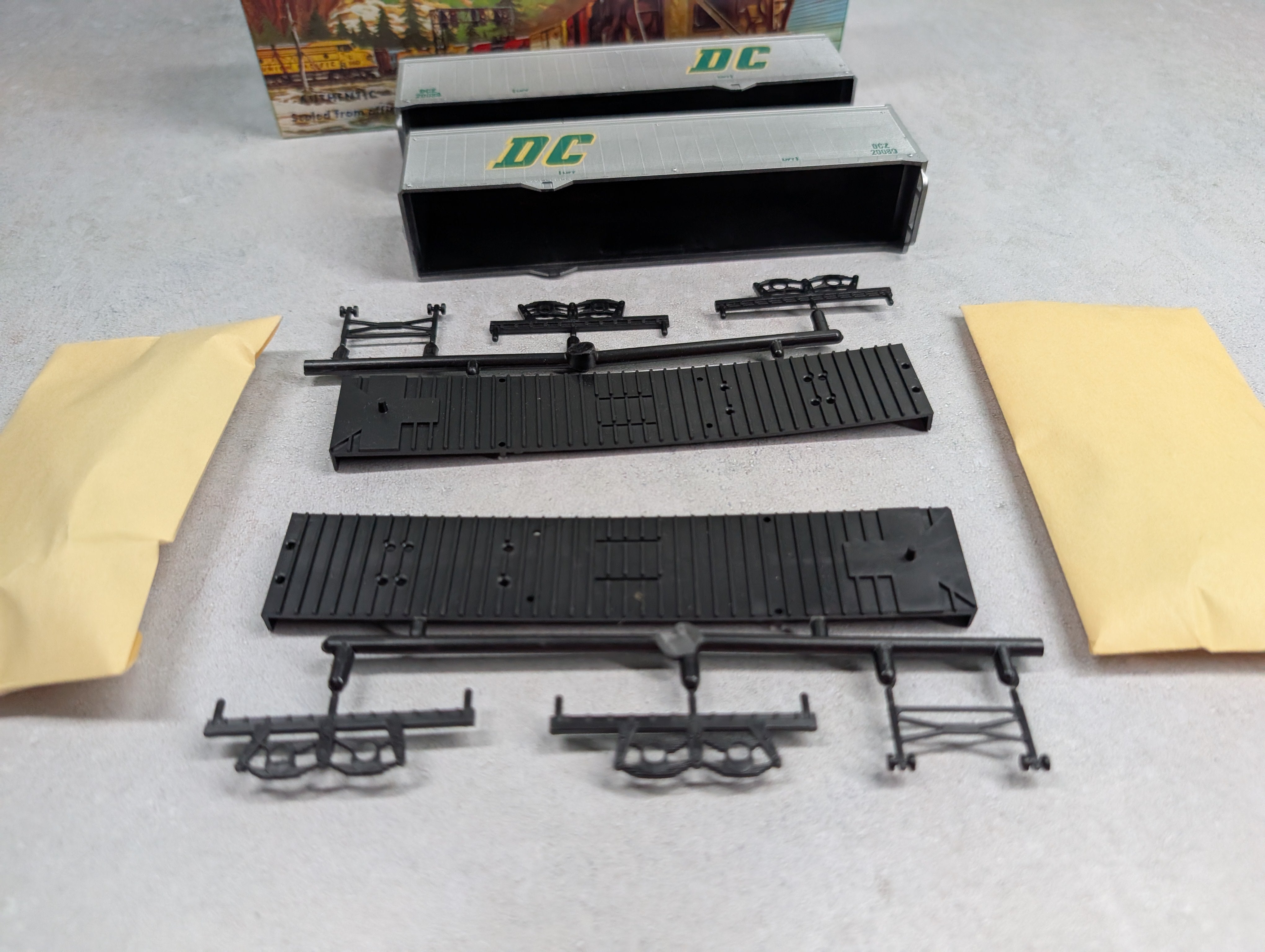 USED Athearn 5166 HO Scale 40' Van Trailer Denver Chicago DCZ #20089 KIT (2 pcs)