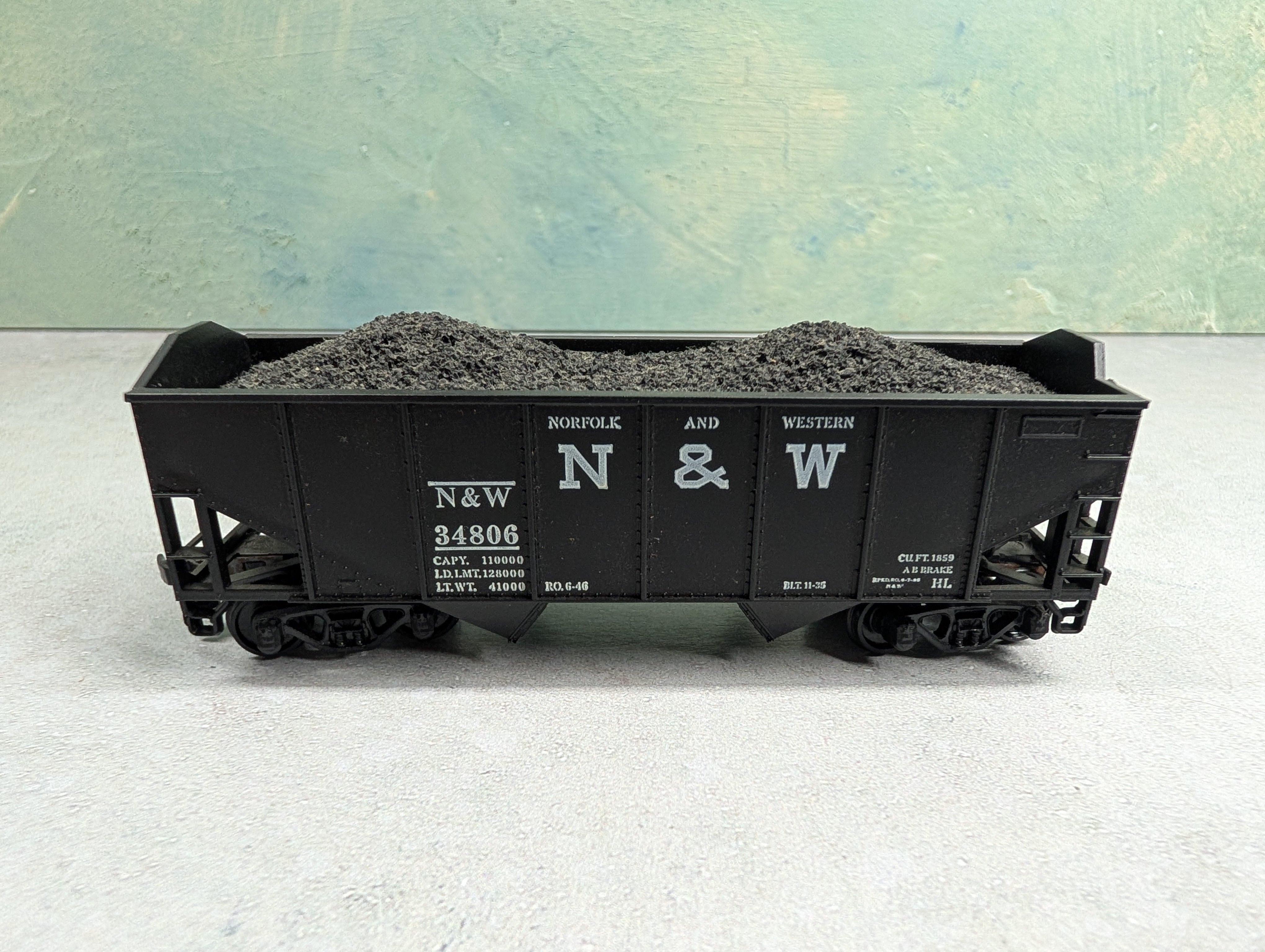 USED Athearn 5444 HO Scale 34' Ribbed-Side Hopper Norfolk and Western N&W #34806 w/ Coal Load