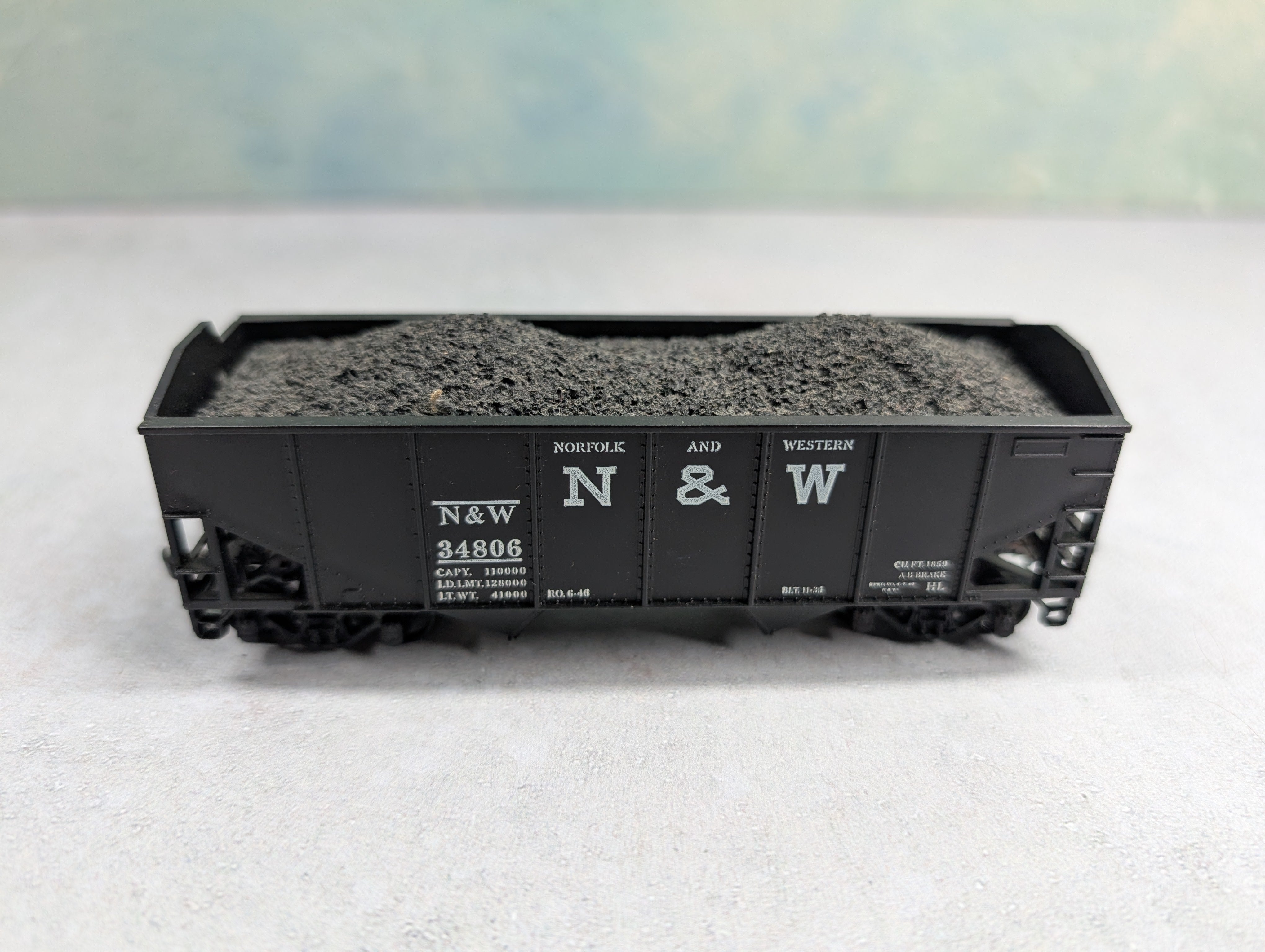 USED Athearn 5444 HO Scale 34' Ribbed-Side Hopper Norfolk and Western N&W #34806 w/ Coal Load