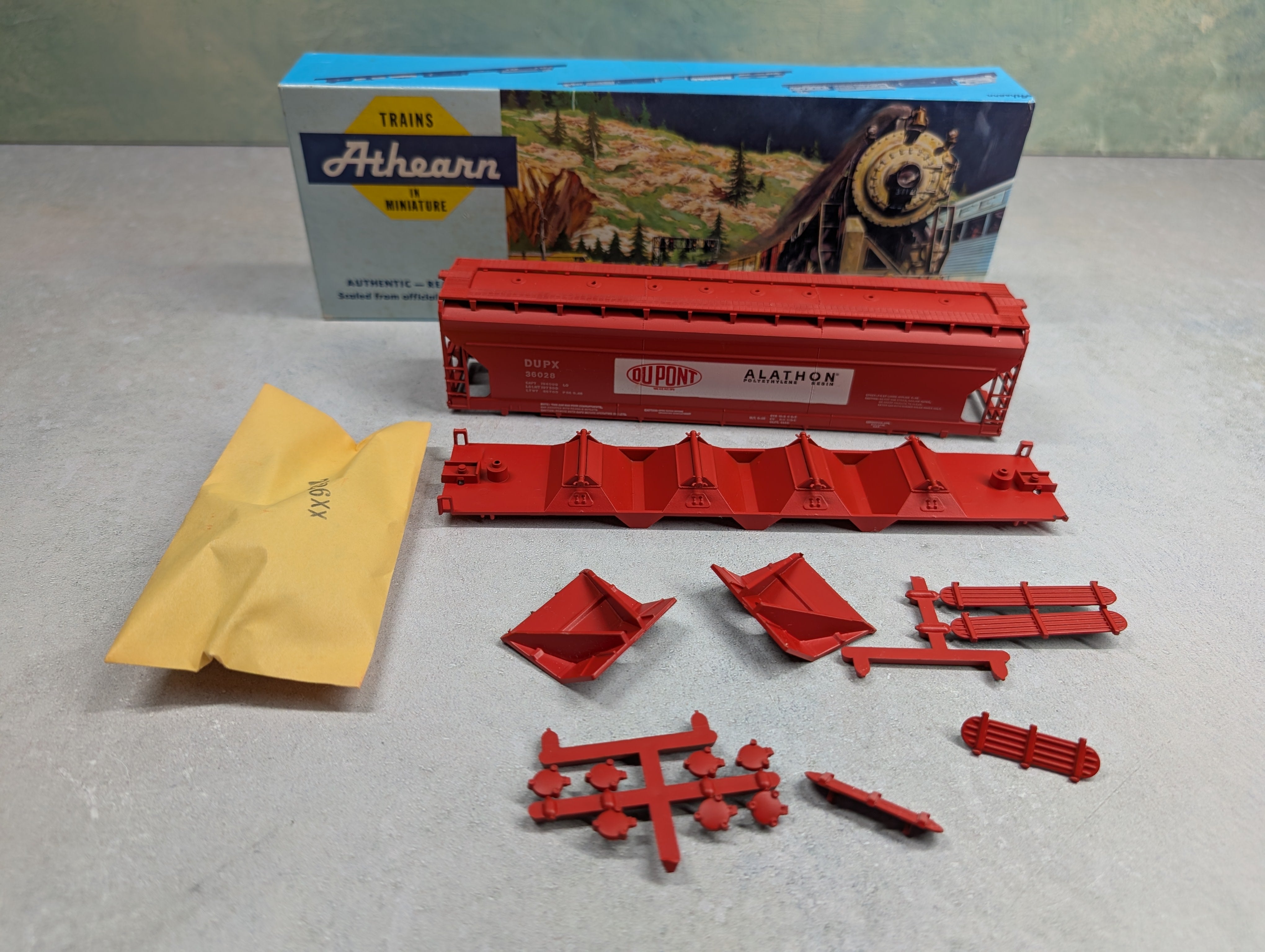USED Athearn 1903 HO Scale 55' Centerflow Covered Hopper Du Pont Alathon DUPX #36028 KIT