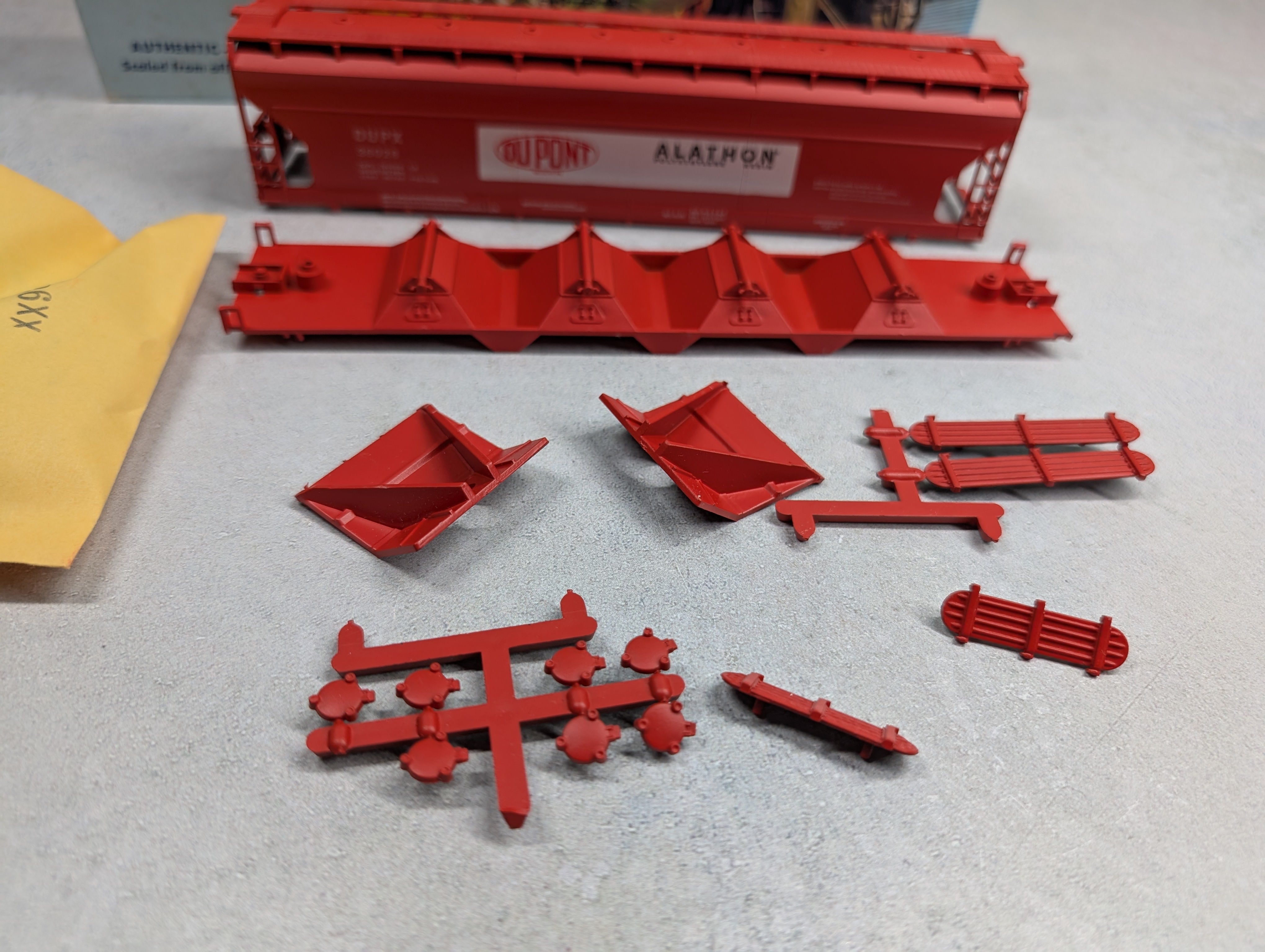 USED Athearn 1903 HO Scale 55' Centerflow Covered Hopper Du Pont Alathon DUPX #36028 KIT