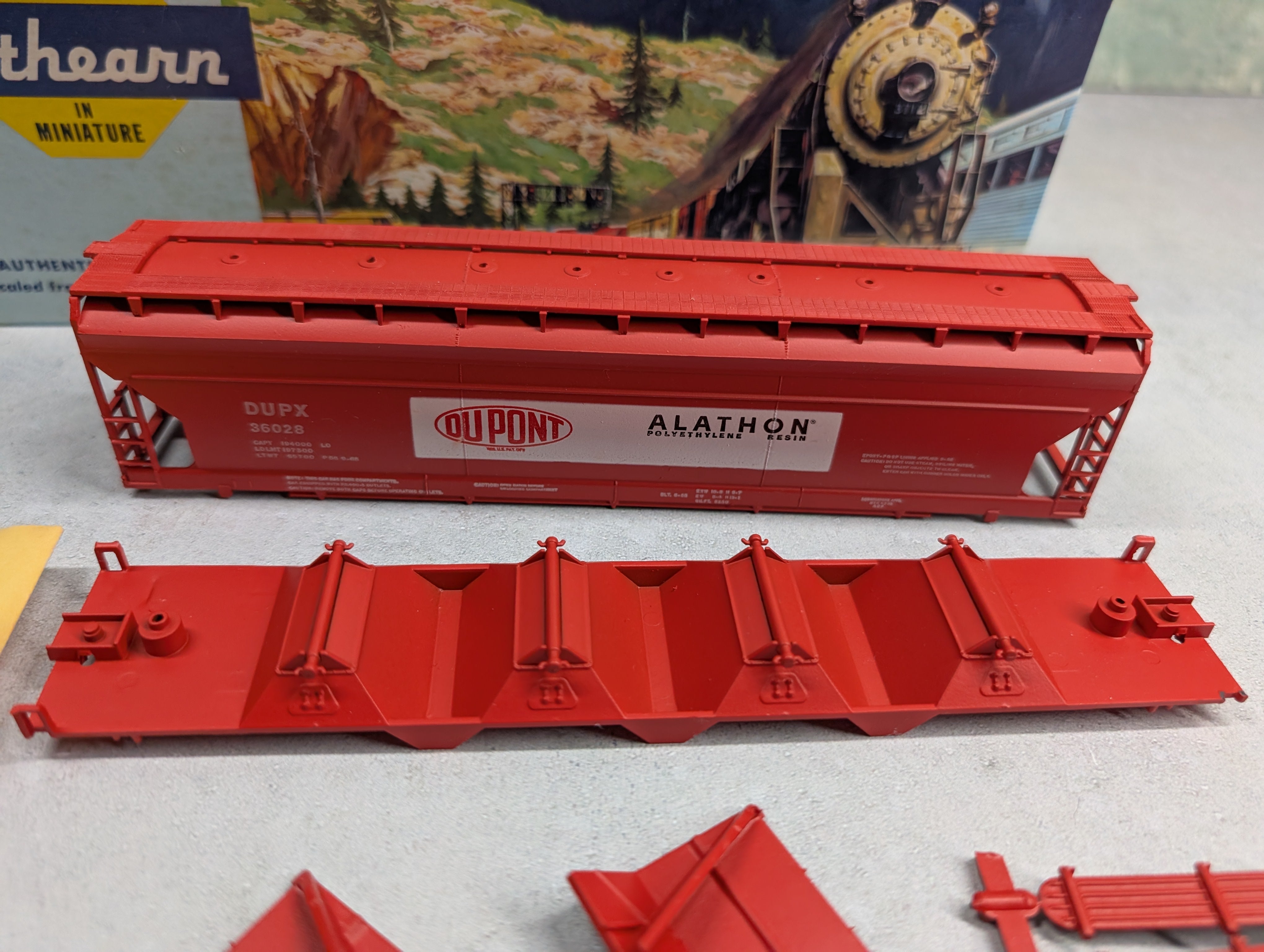 USED Athearn 1903 HO Scale 55' Centerflow Covered Hopper Du Pont Alathon DUPX #36028 KIT